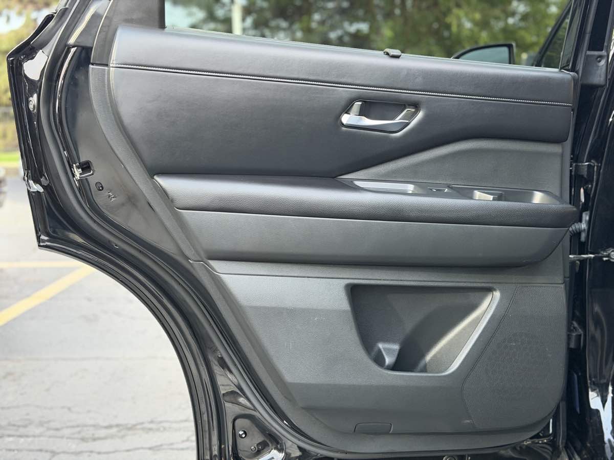 Photo 26 of this Nissan Pathfinder