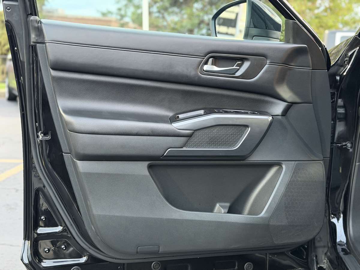 Photo 27 of this Nissan Pathfinder