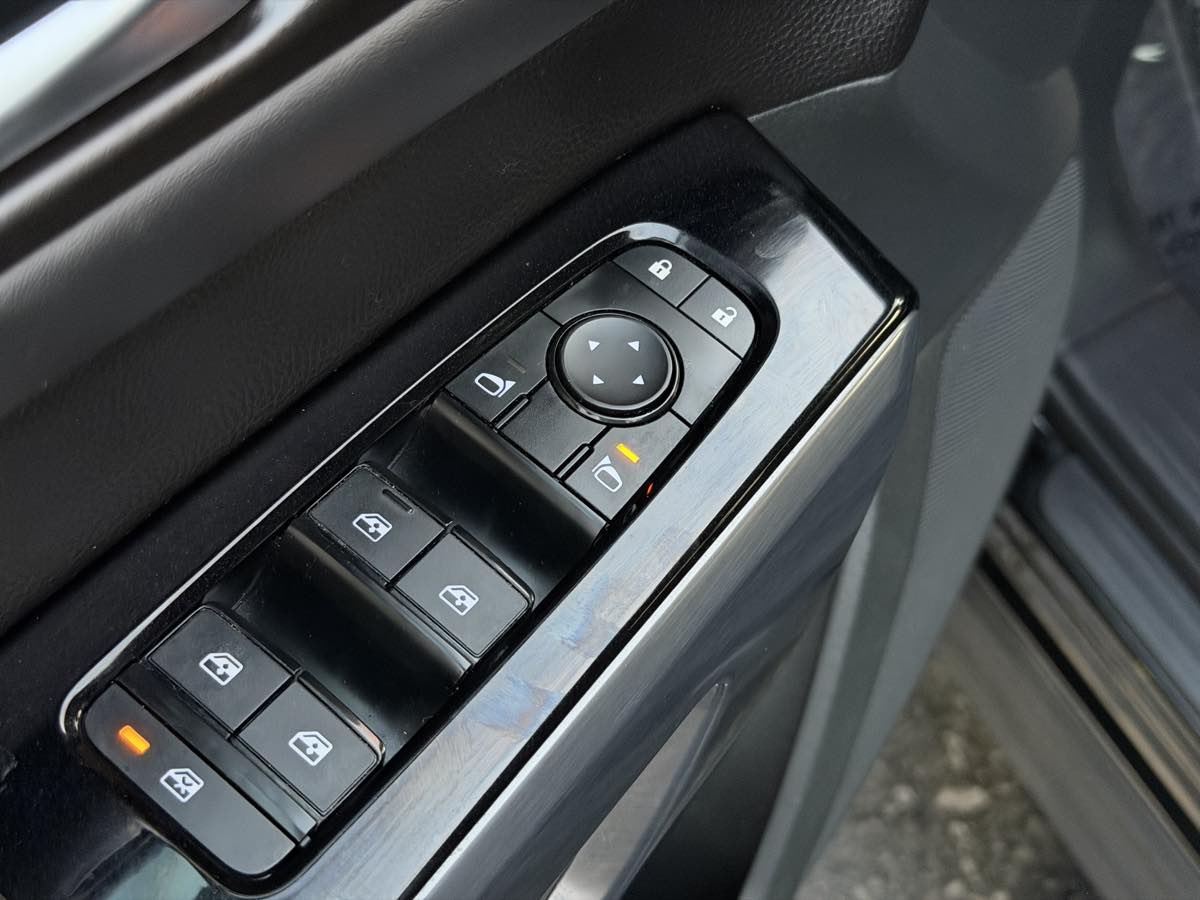 Photo 28 of this Nissan Pathfinder