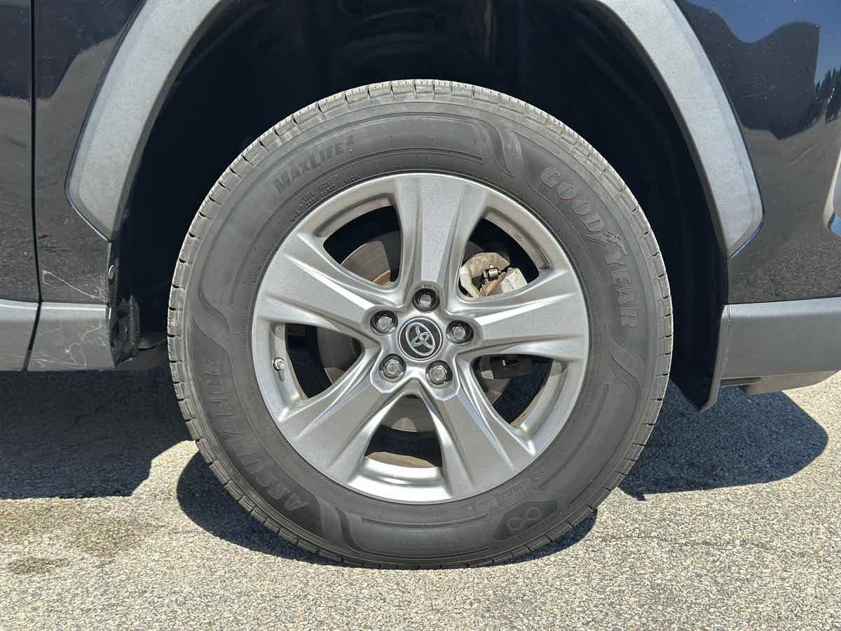 Photo 17 of this Toyota RAV4