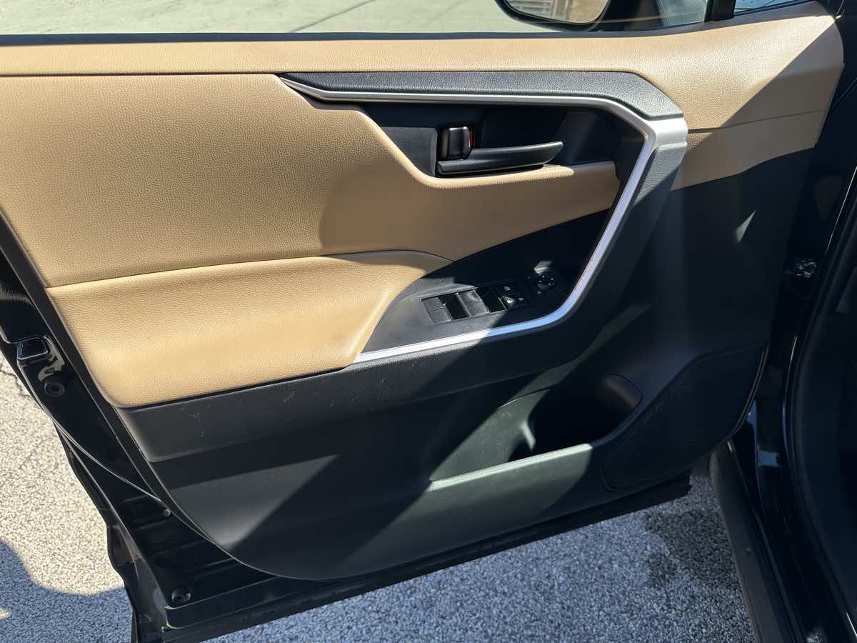 Photo 23 of this Toyota RAV4