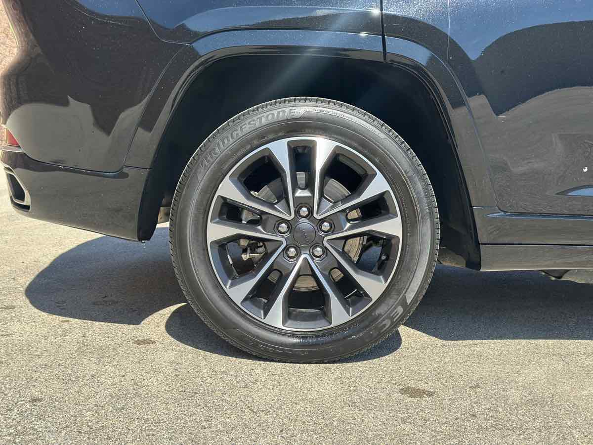 Photo 13 of this Jeep Grand Cherokee 4xe