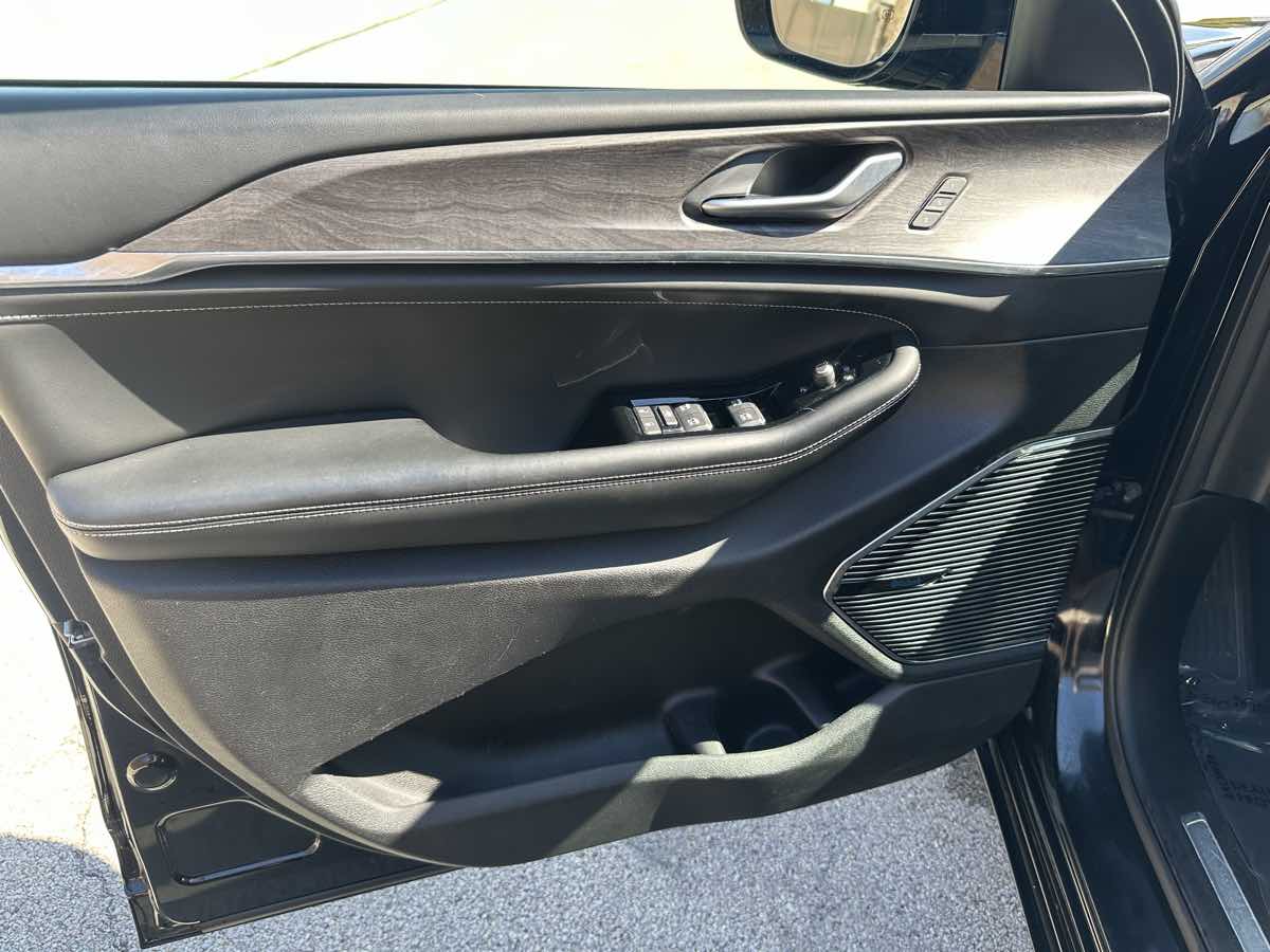 Photo 23 of this Jeep Grand Cherokee 4xe