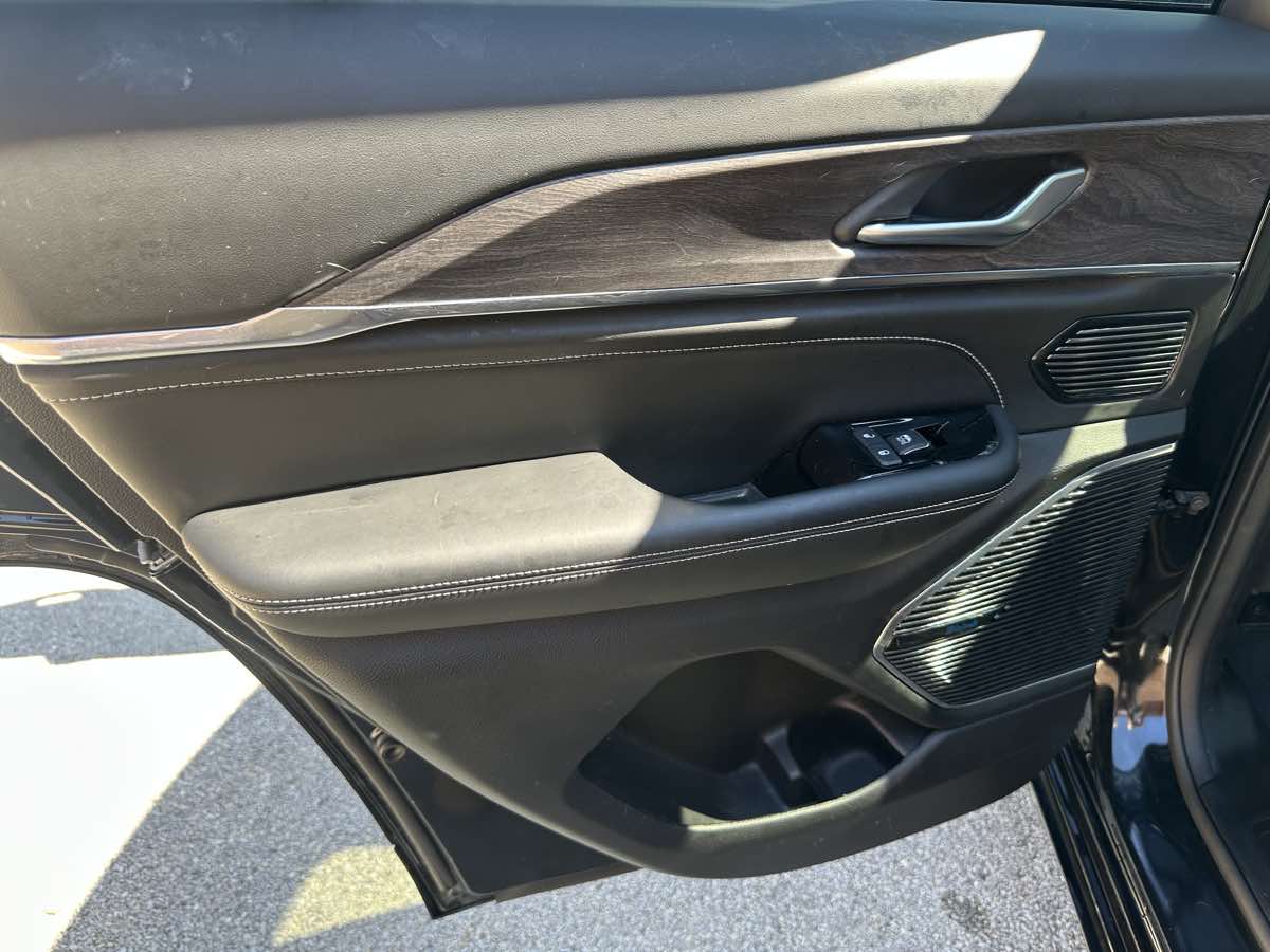 Photo 25 of this Jeep Grand Cherokee 4xe