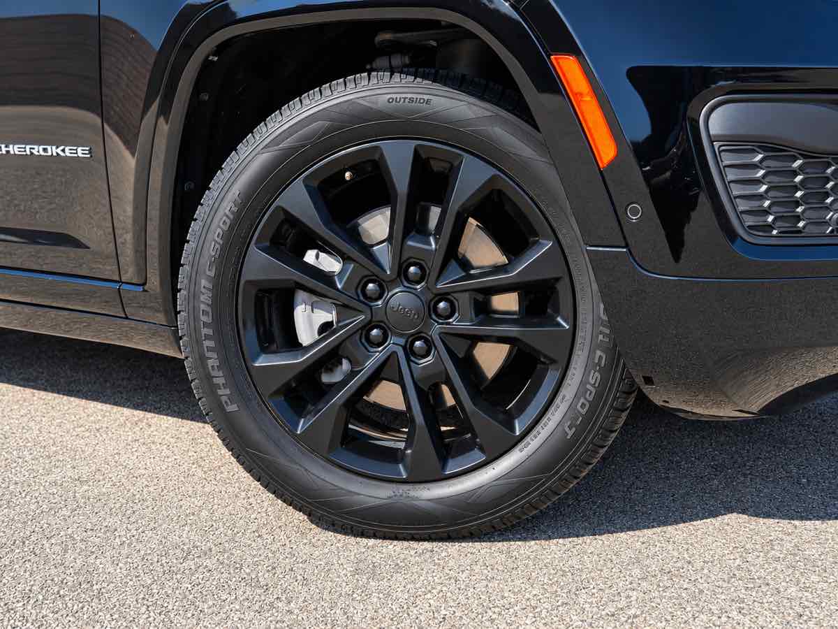 Photo 3 of this Jeep Grand Cherokee L