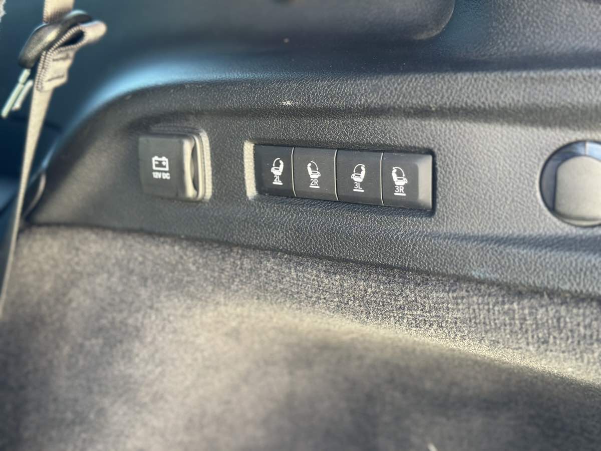 Photo 9 of this Jeep Grand Cherokee L