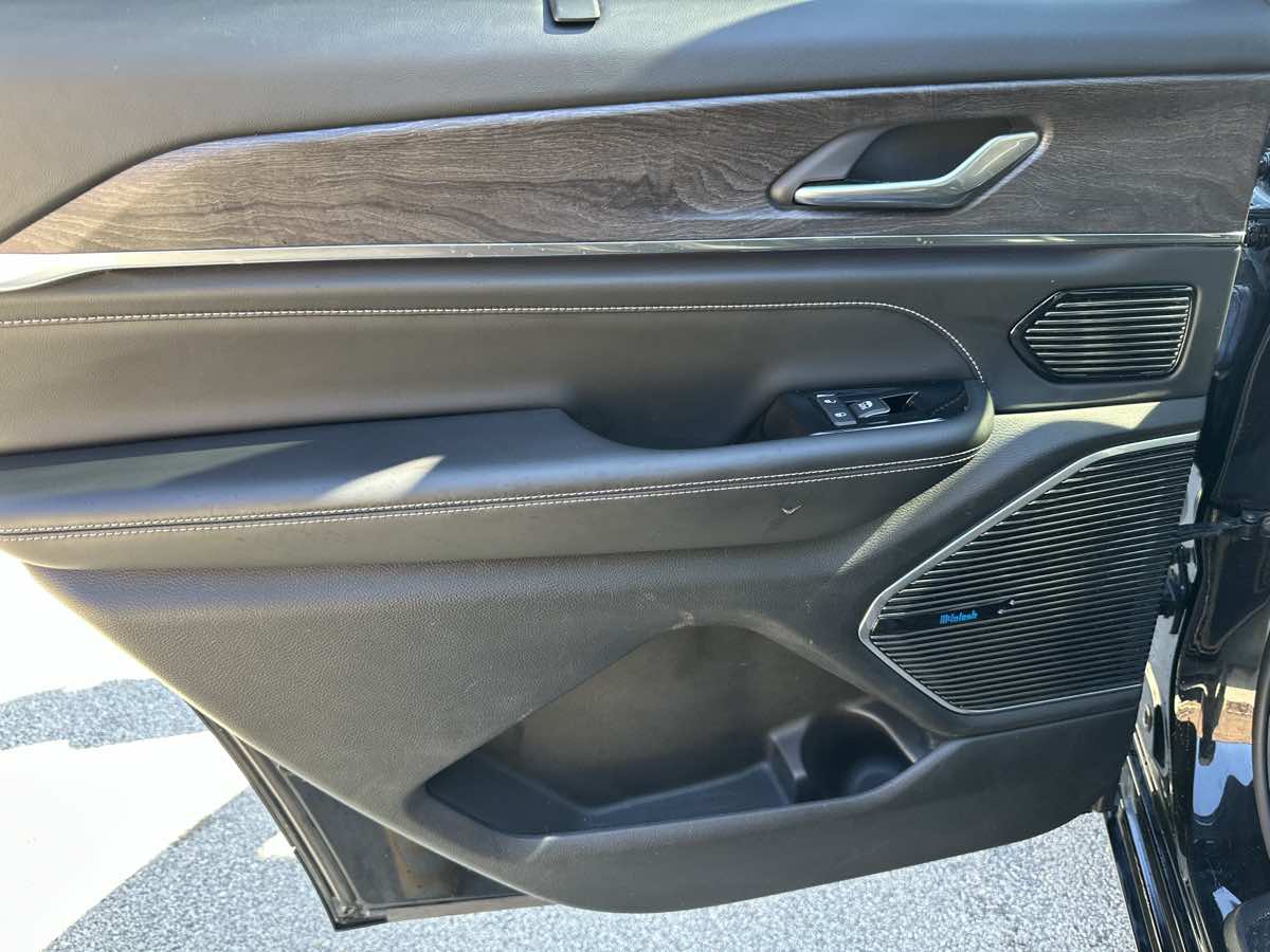 Photo 16 of this Jeep Grand Cherokee L