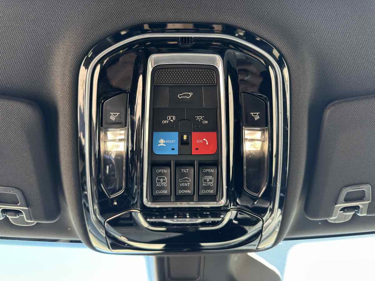 Photo 27 of this Jeep Grand Cherokee L