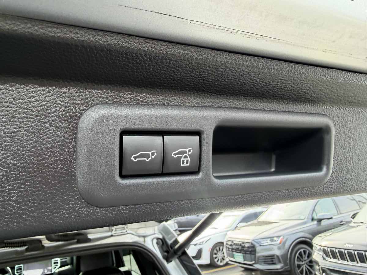 Photo 26 of this Toyota Sequoia