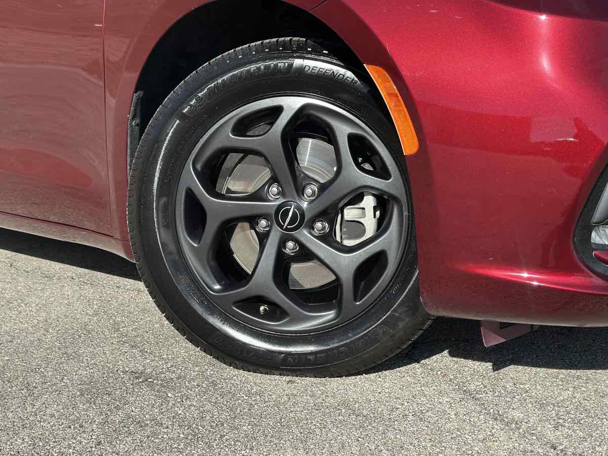 Photo 3 of this Chrysler Pacifica