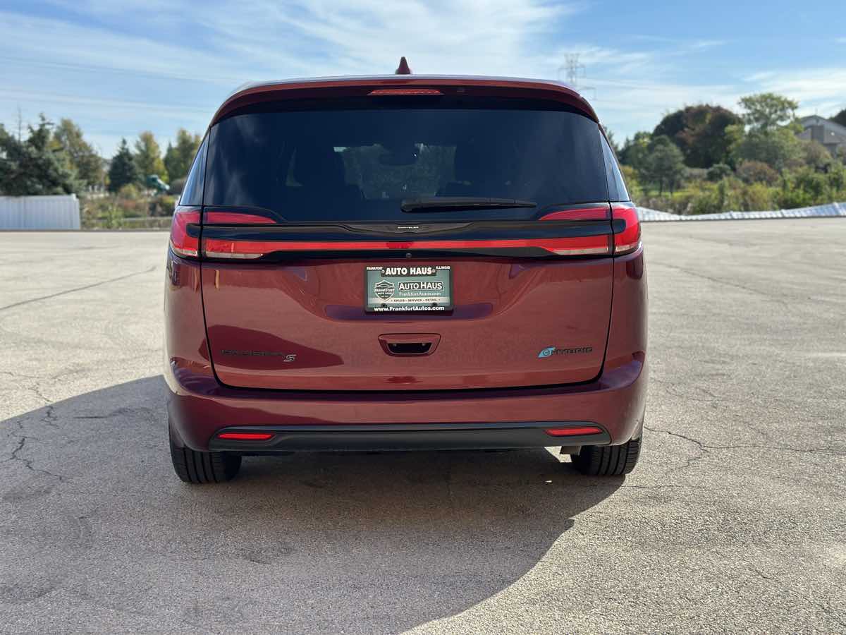 Photo 10 of this Chrysler Pacifica
