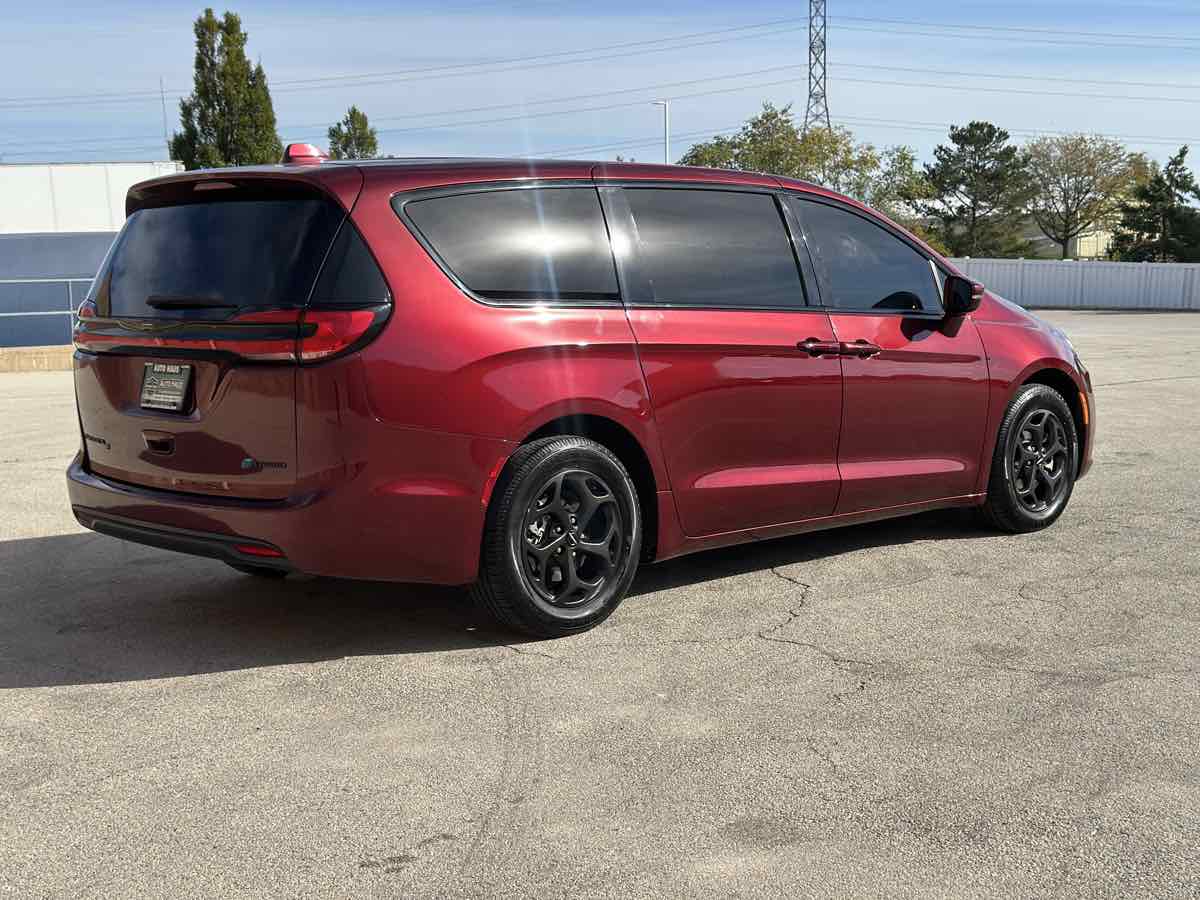 Photo 13 of this Chrysler Pacifica