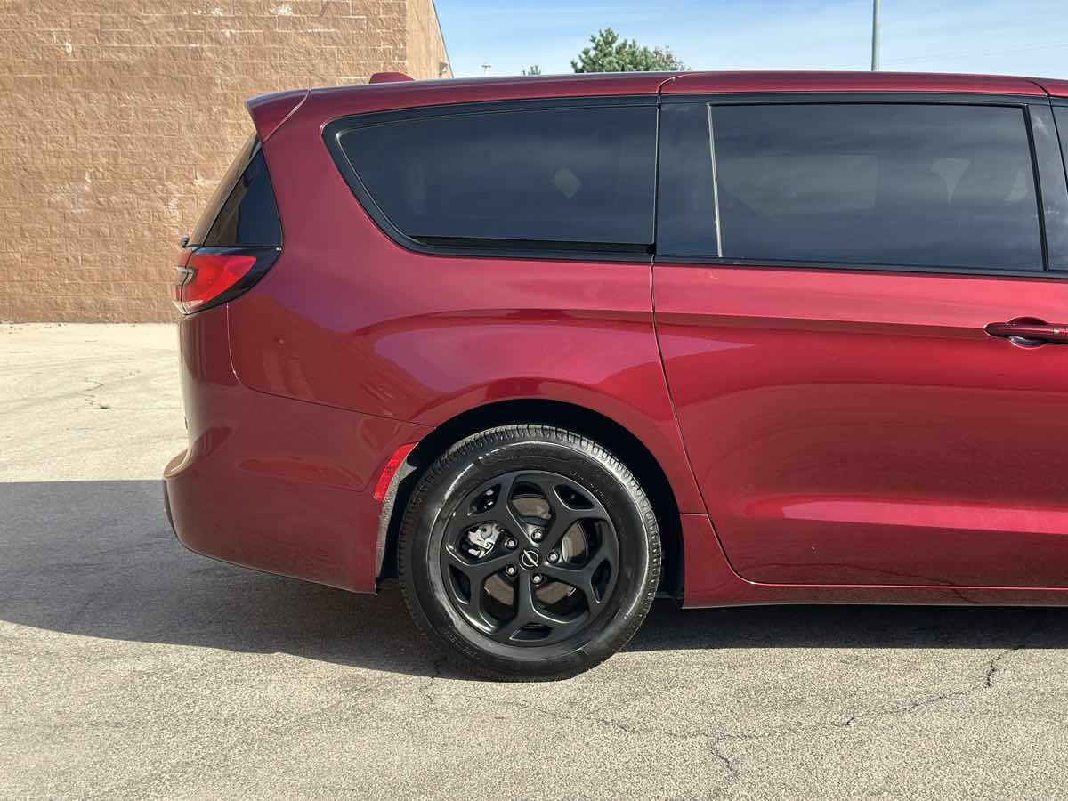 Photo 14 of this Chrysler Pacifica