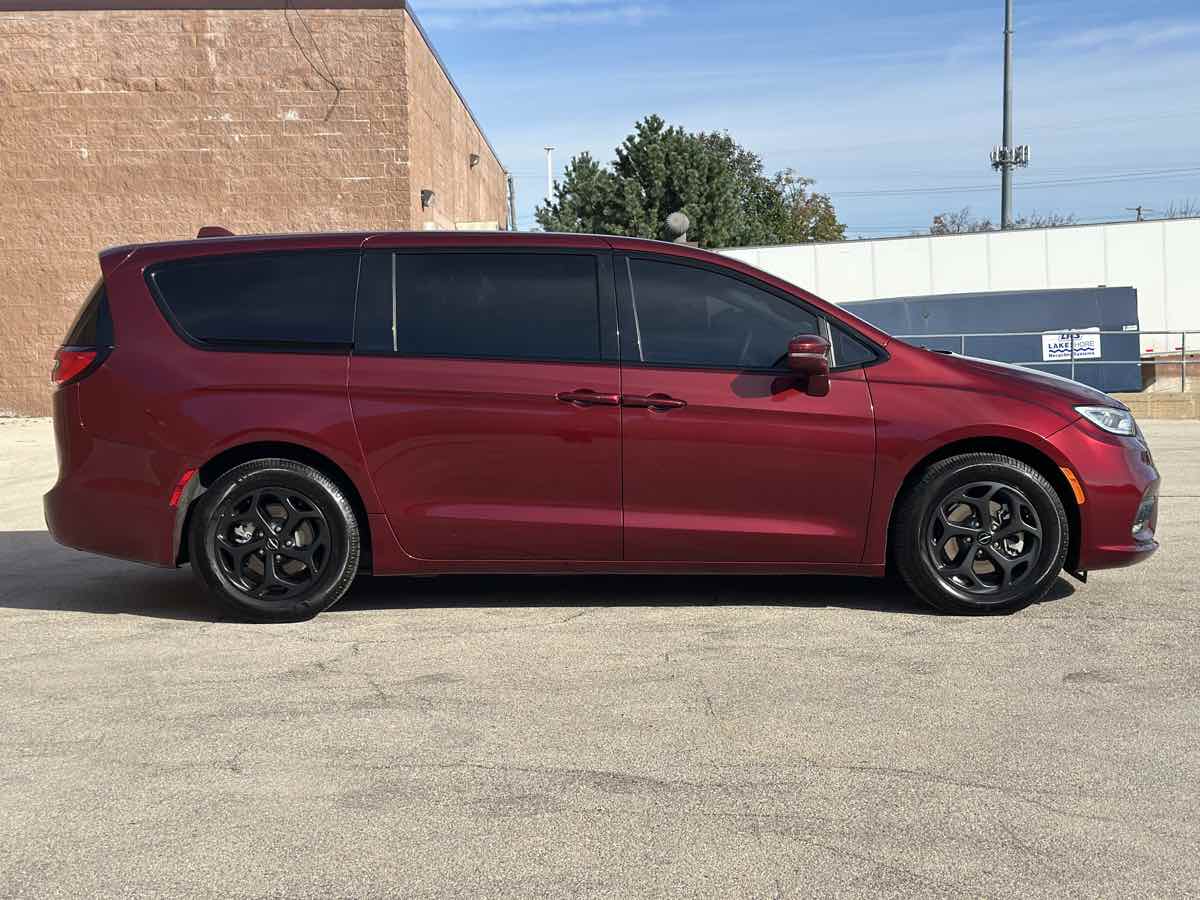 Photo 15 of this Chrysler Pacifica