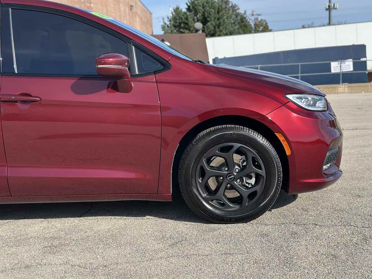 Photo 16 of this Chrysler Pacifica