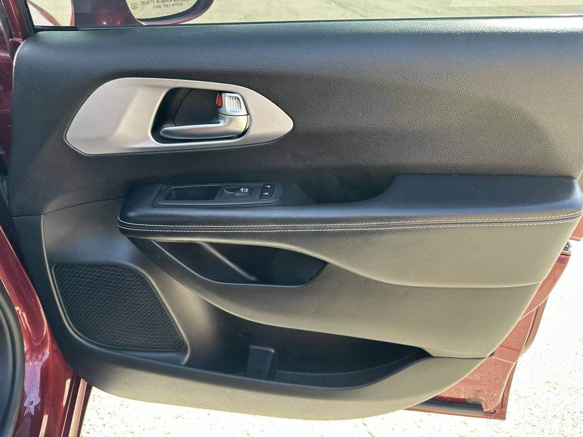 Photo 27 of this Chrysler Pacifica