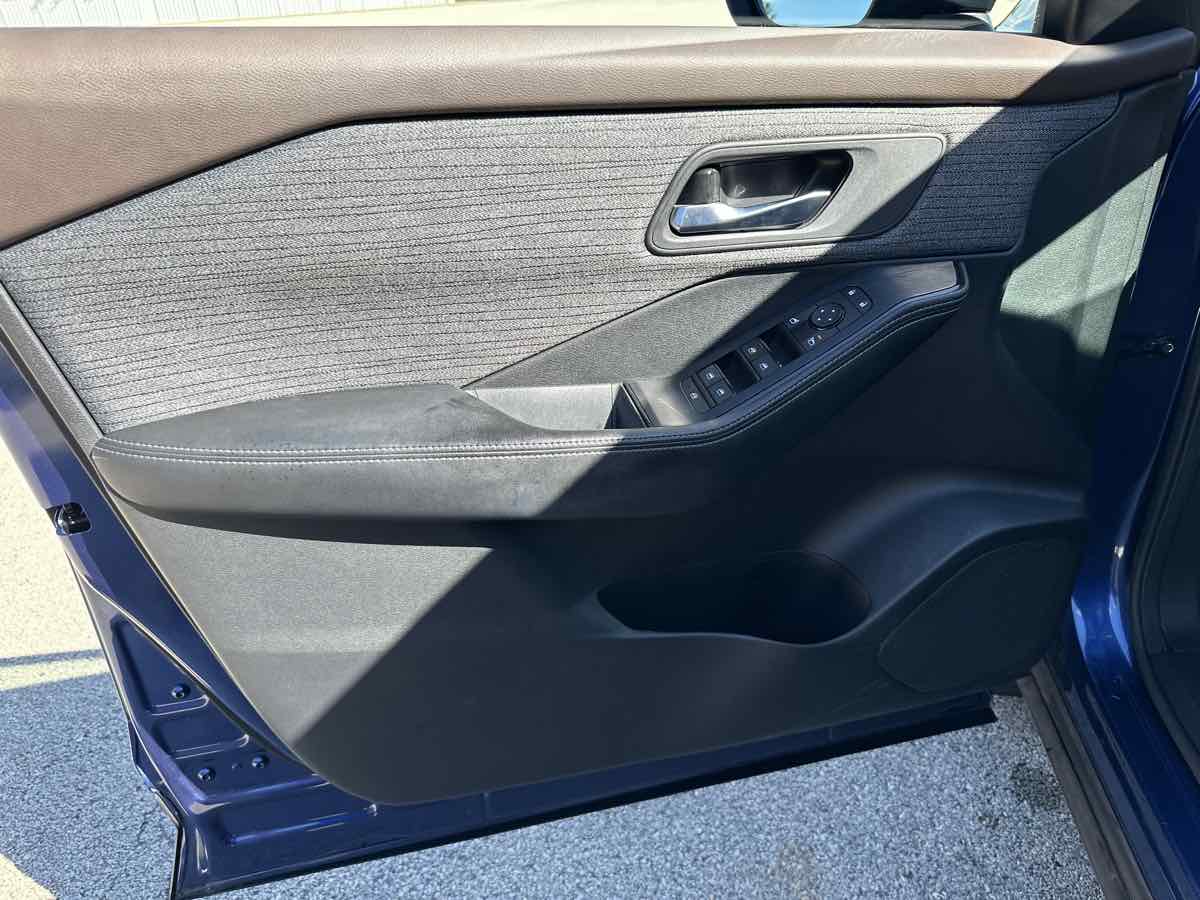 Photo 19 of this Nissan Rogue