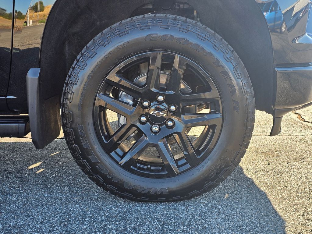 Chevrolet Silverado photo 16