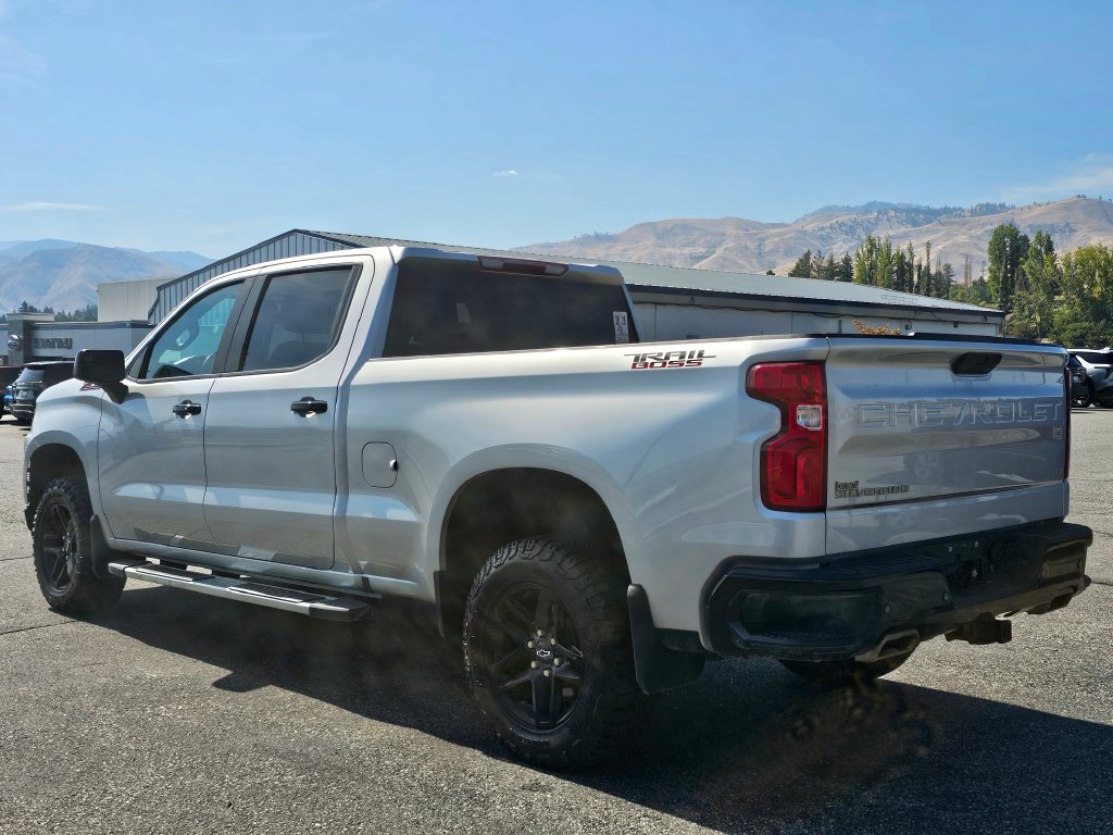 Chevrolet Silverado photo 3