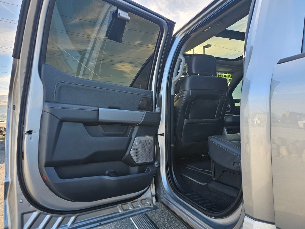 Photo 23 of this Ford Super Duty F-350 SRW