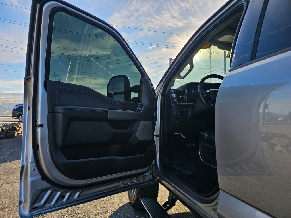 Photo 27 of this Ford Super Duty F-350 SRW