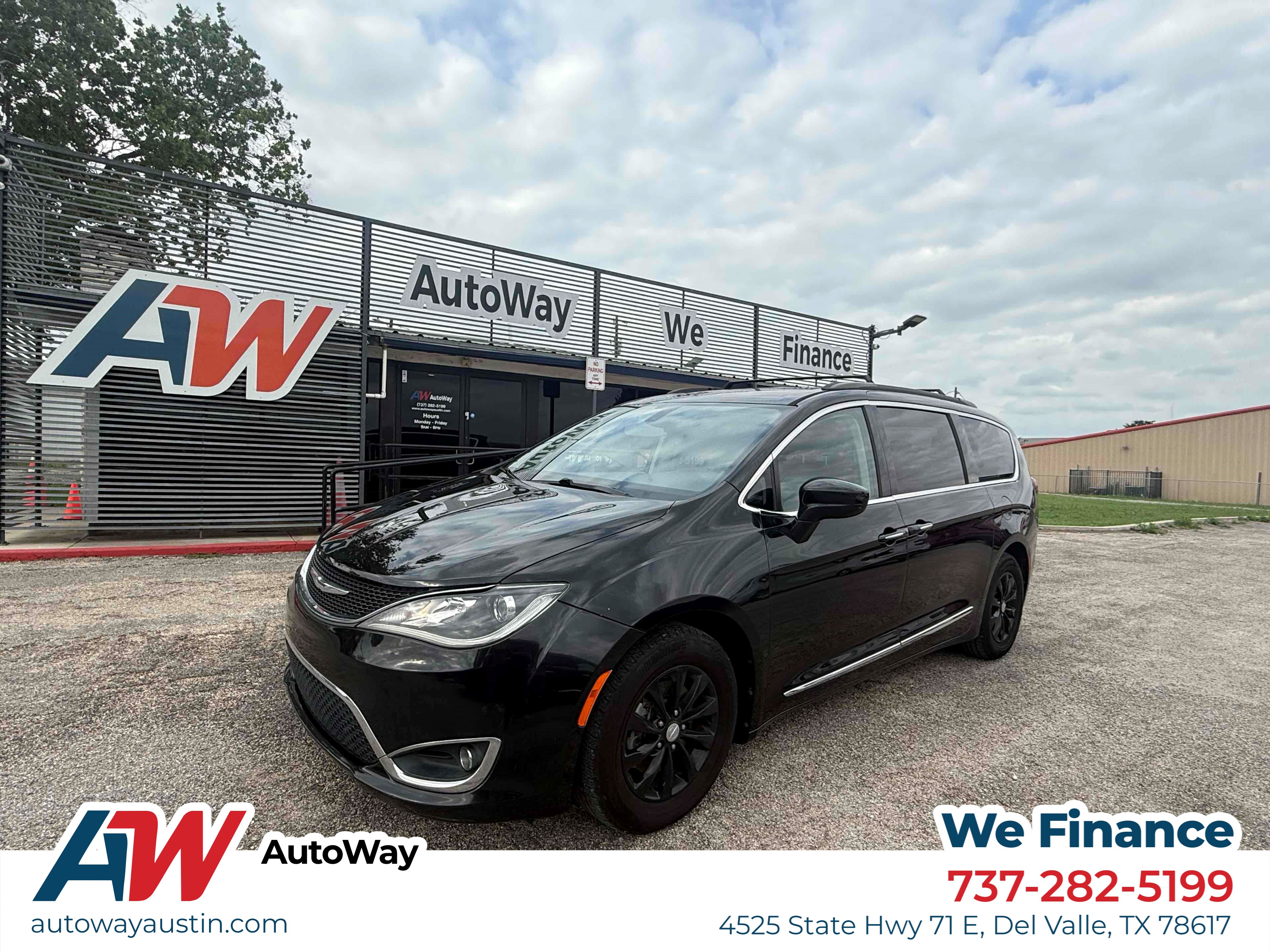 2017 Chrysler Pacifica Touring-L's photo