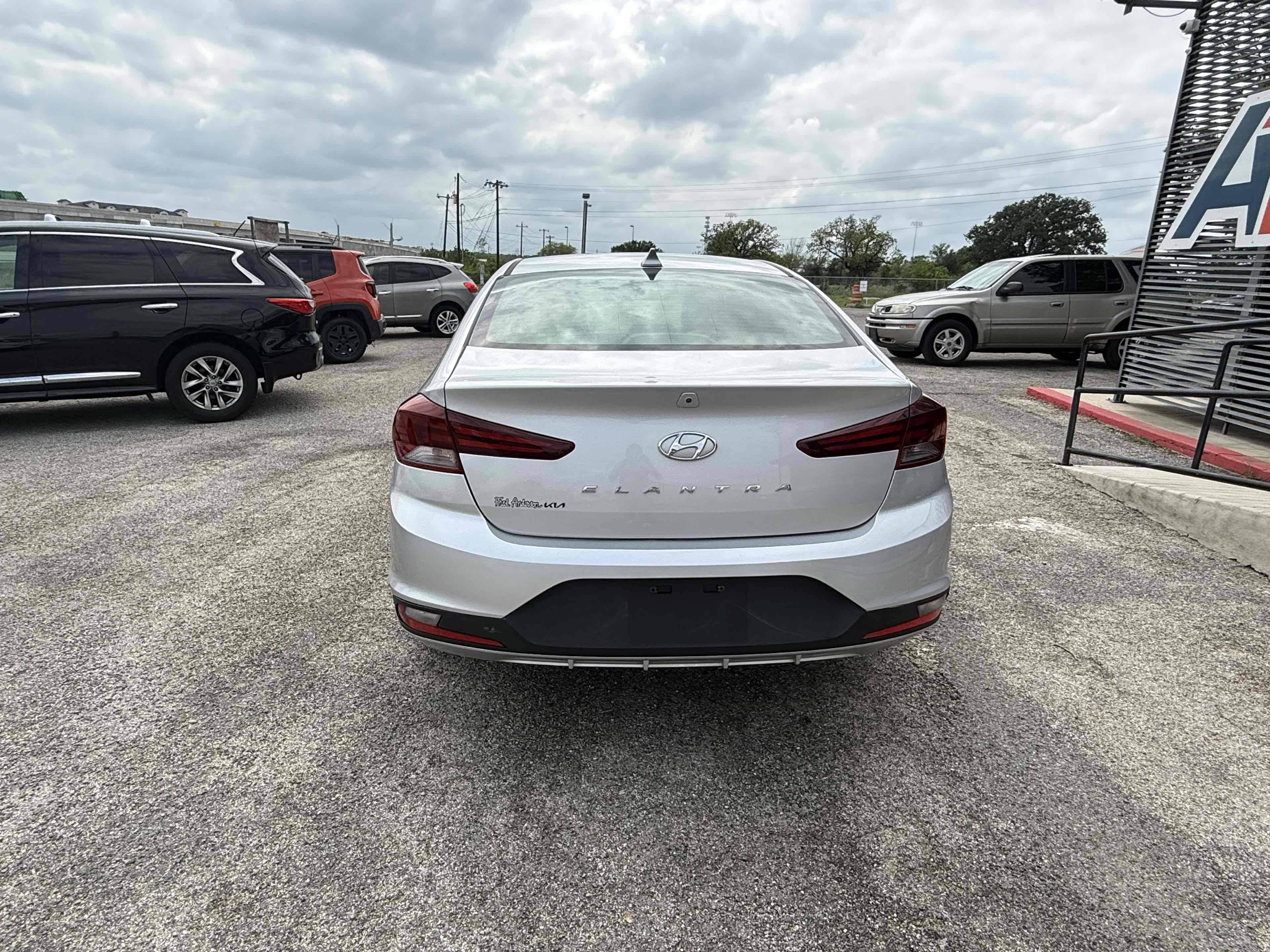 2020 Hyundai Elantra SEL - Photo 2