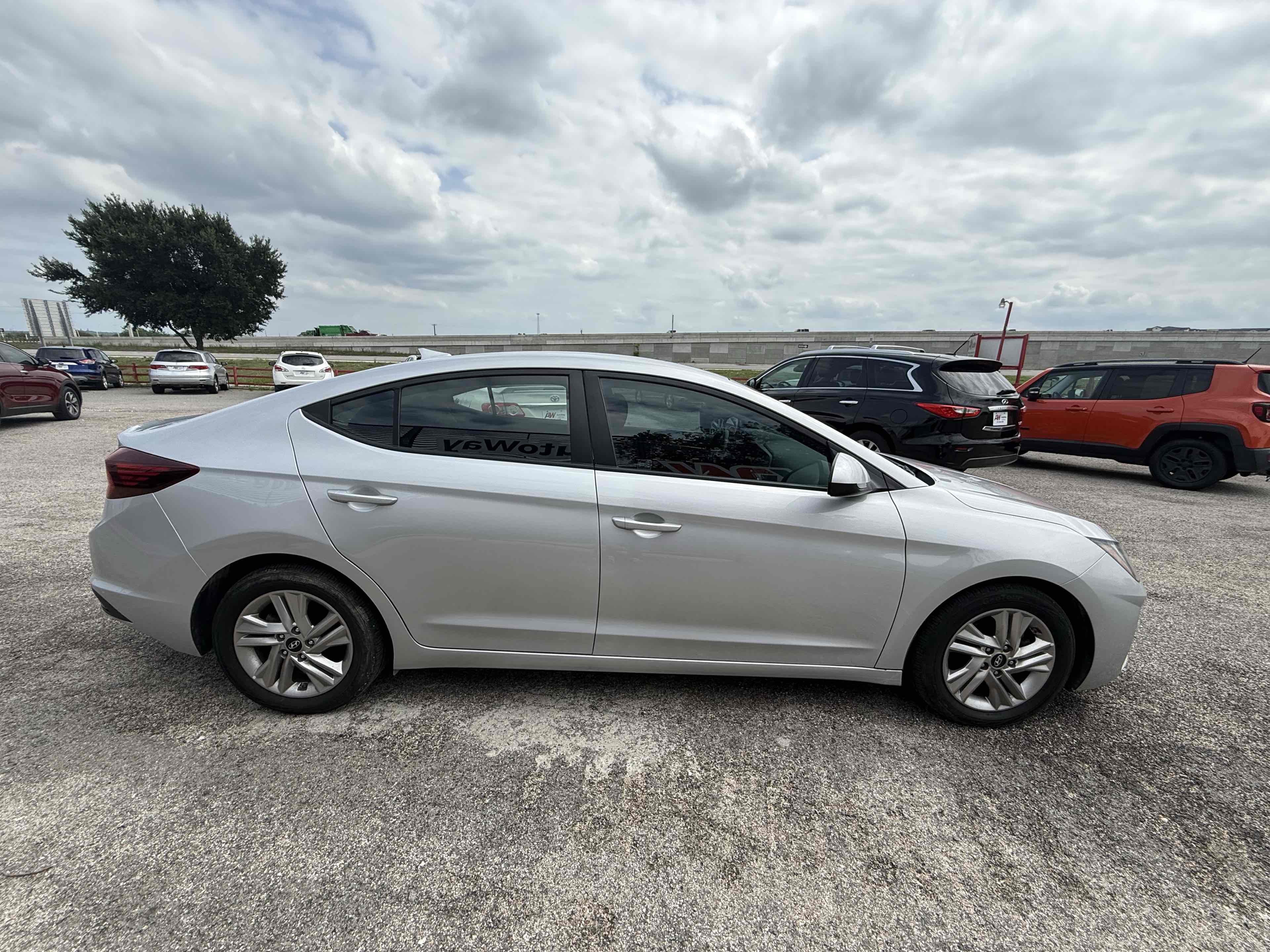 2020 Hyundai Elantra SEL - Photo 3