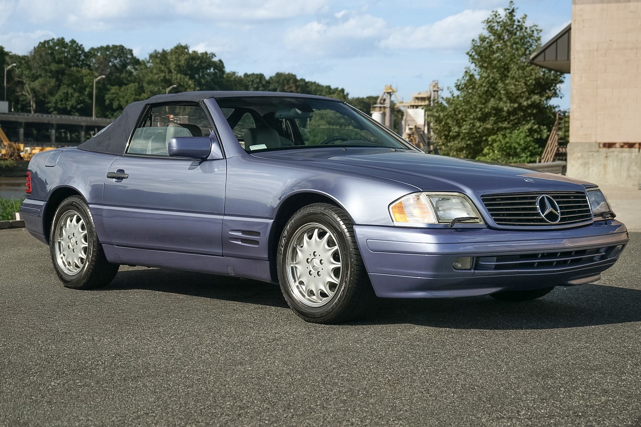 Photo 2 of this Mercedes-Benz SL320