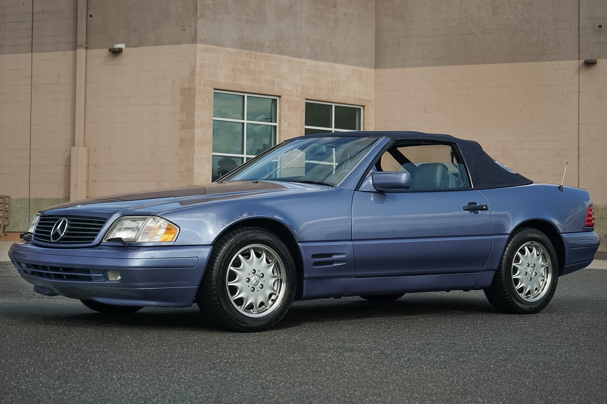 Photo 3 of this Mercedes-Benz SL320