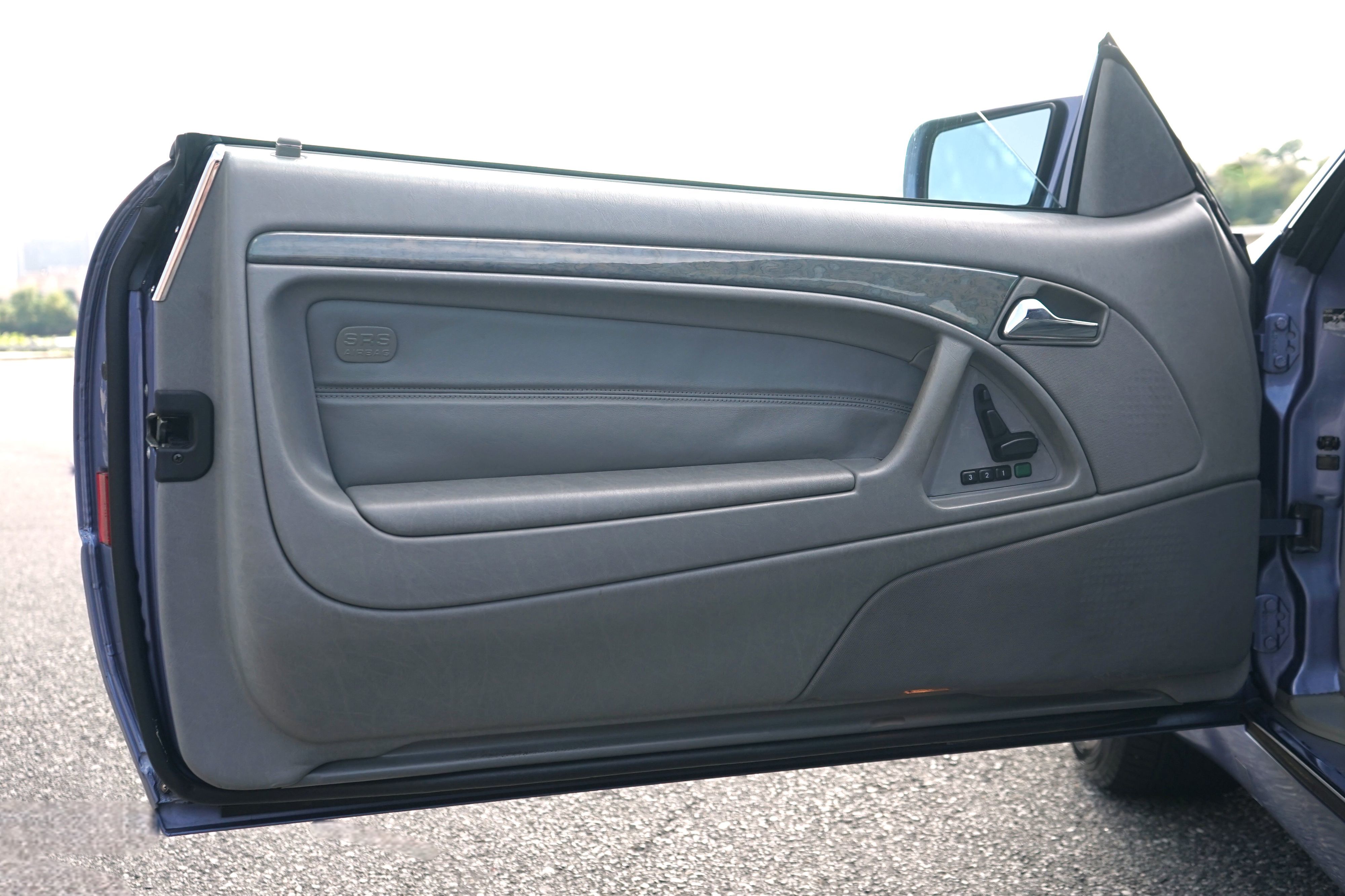 Photo 14 of this Mercedes-Benz SL320