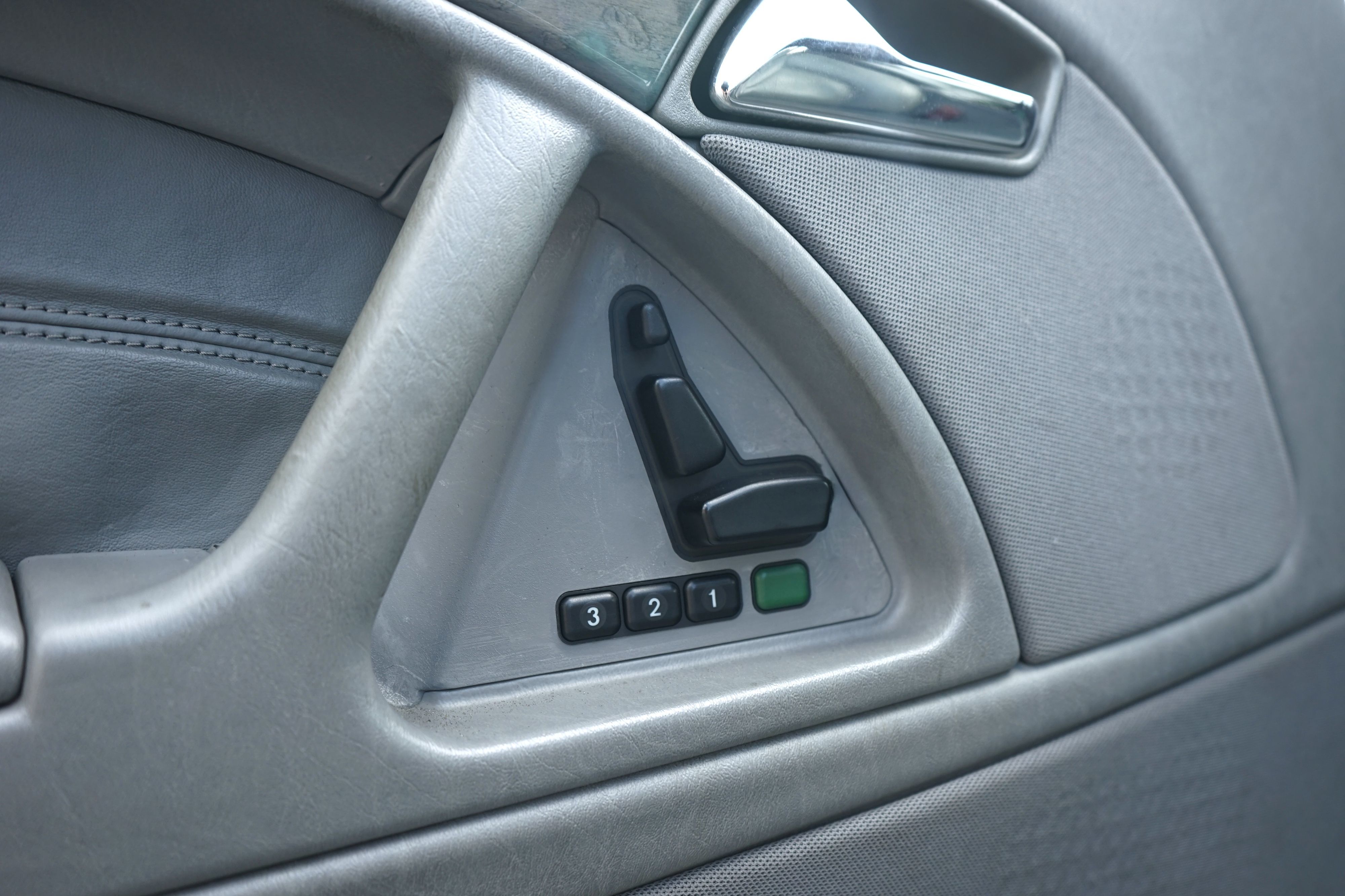 Photo 15 of this Mercedes-Benz SL320