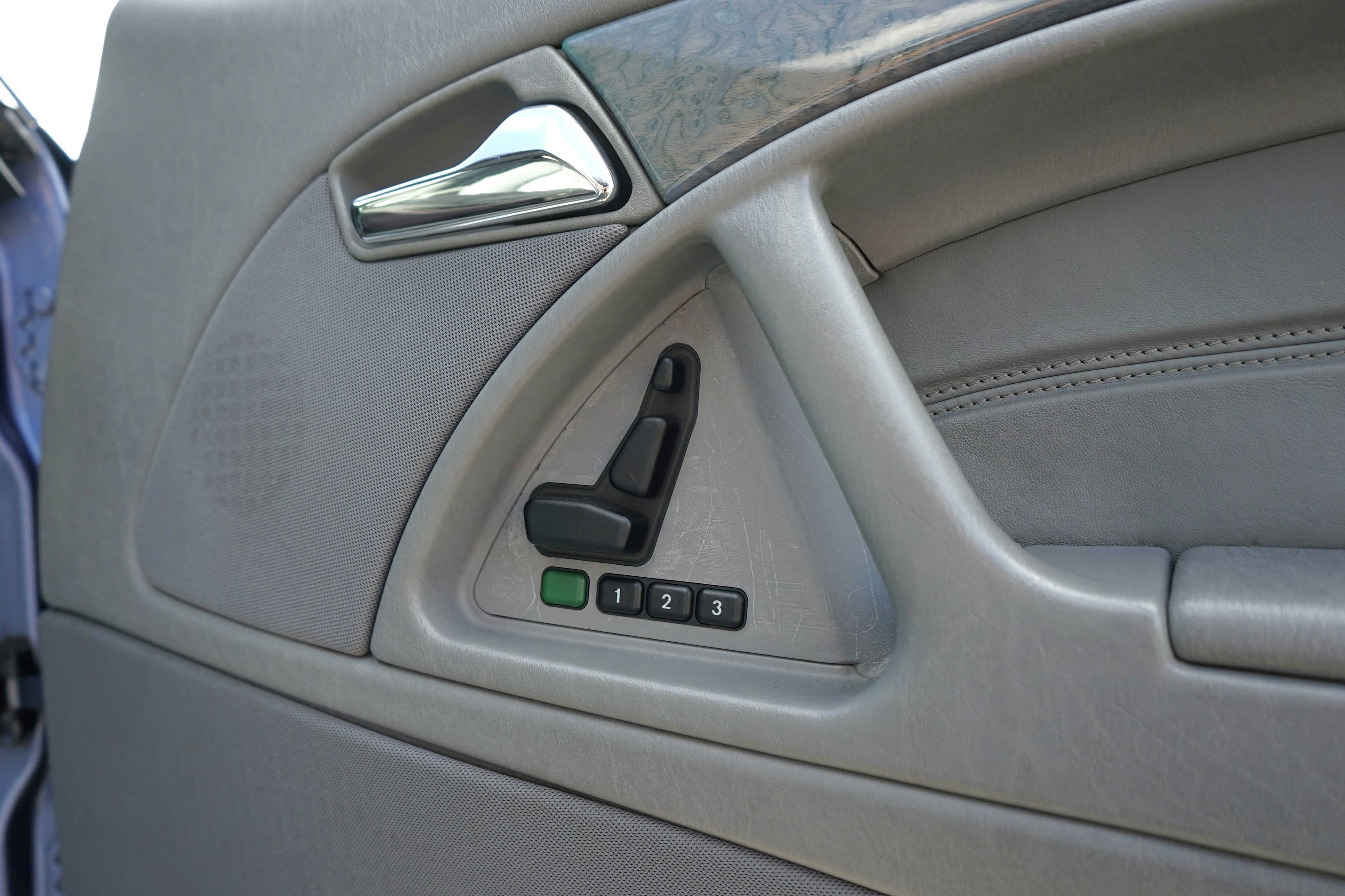 Photo 29 of this Mercedes-Benz SL320