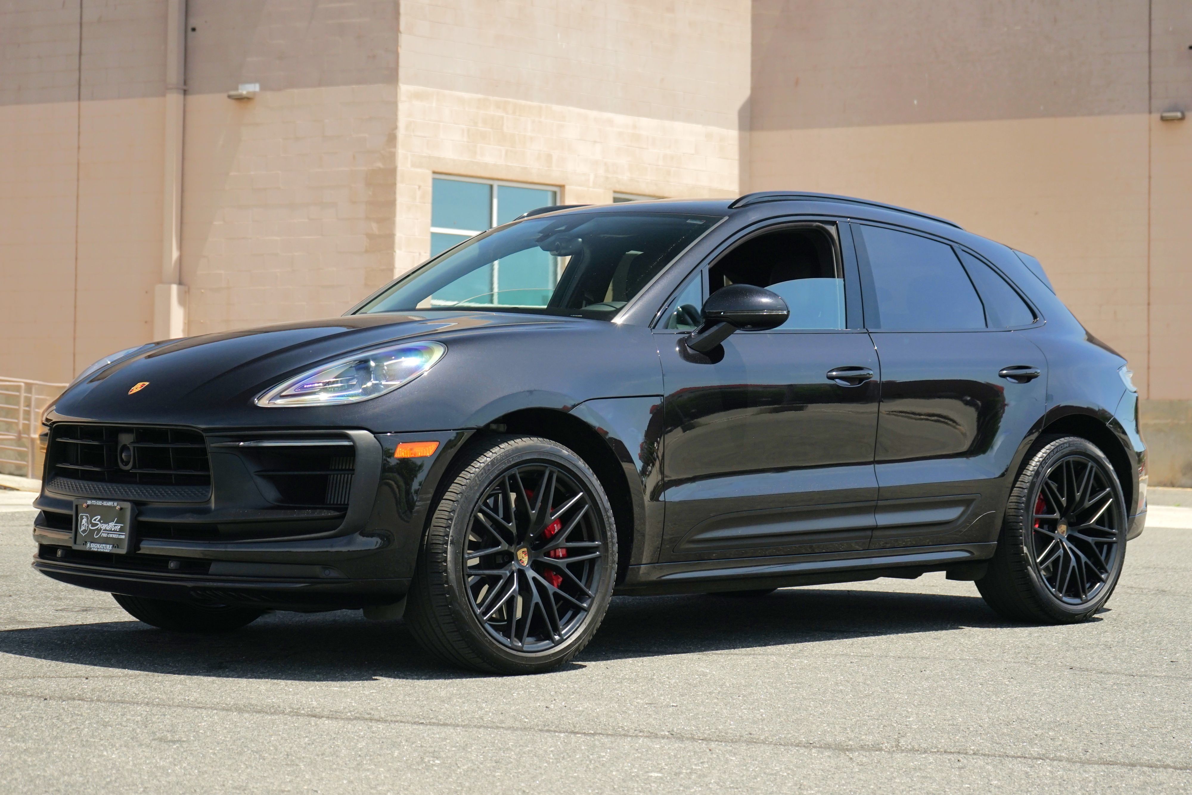 Photo 2 of this Porsche Macan