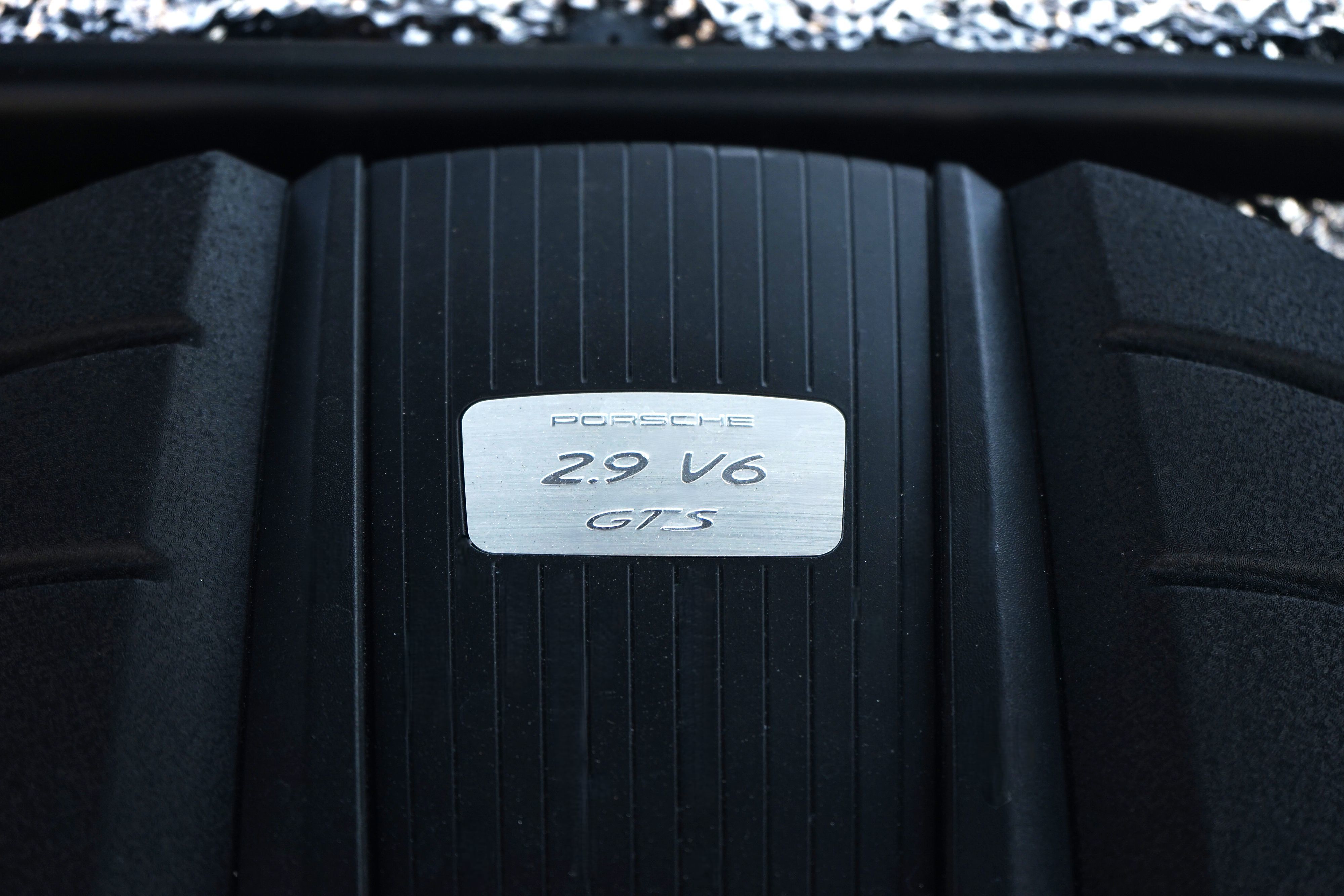 Photo 48 of this Porsche Macan