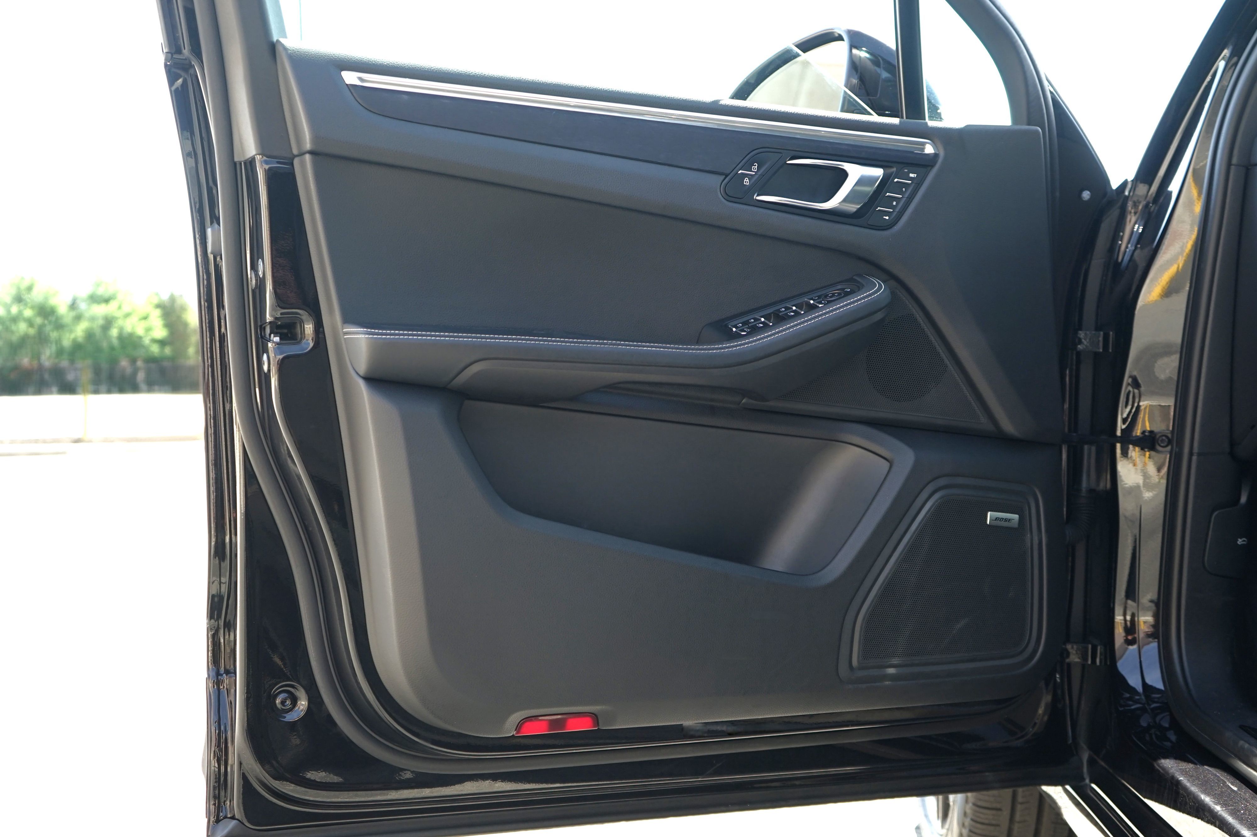 Photo 10 of this Porsche Macan