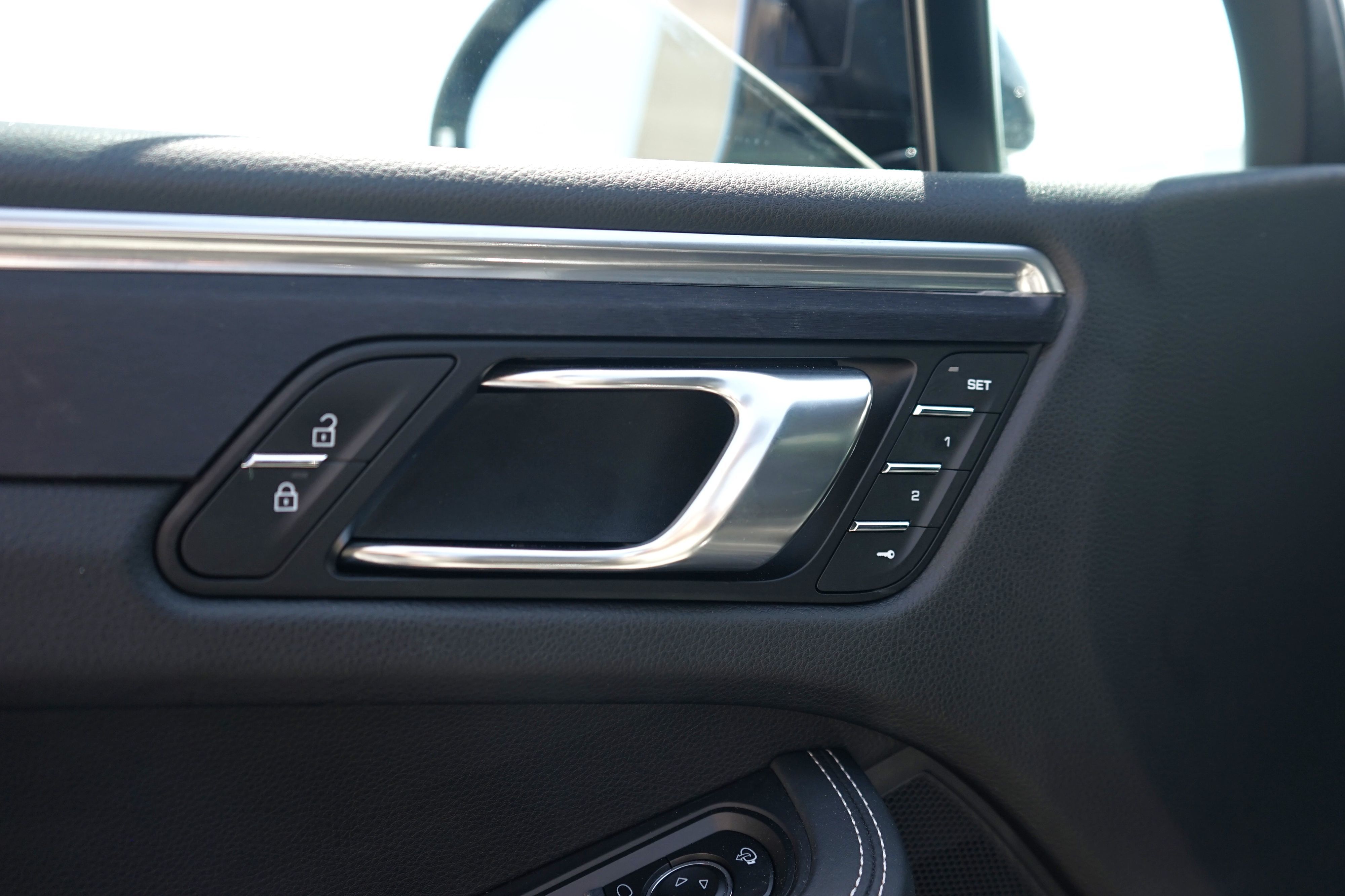 Photo 12 of this Porsche Macan