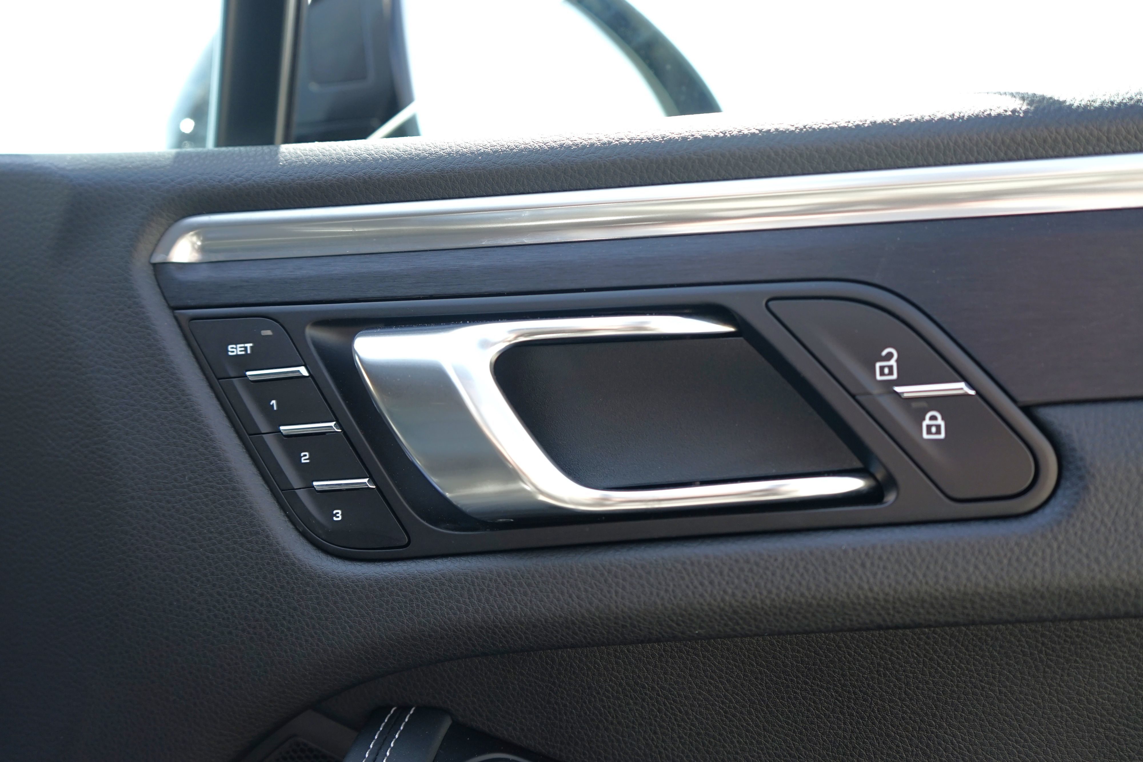 Photo 30 of this Porsche Macan