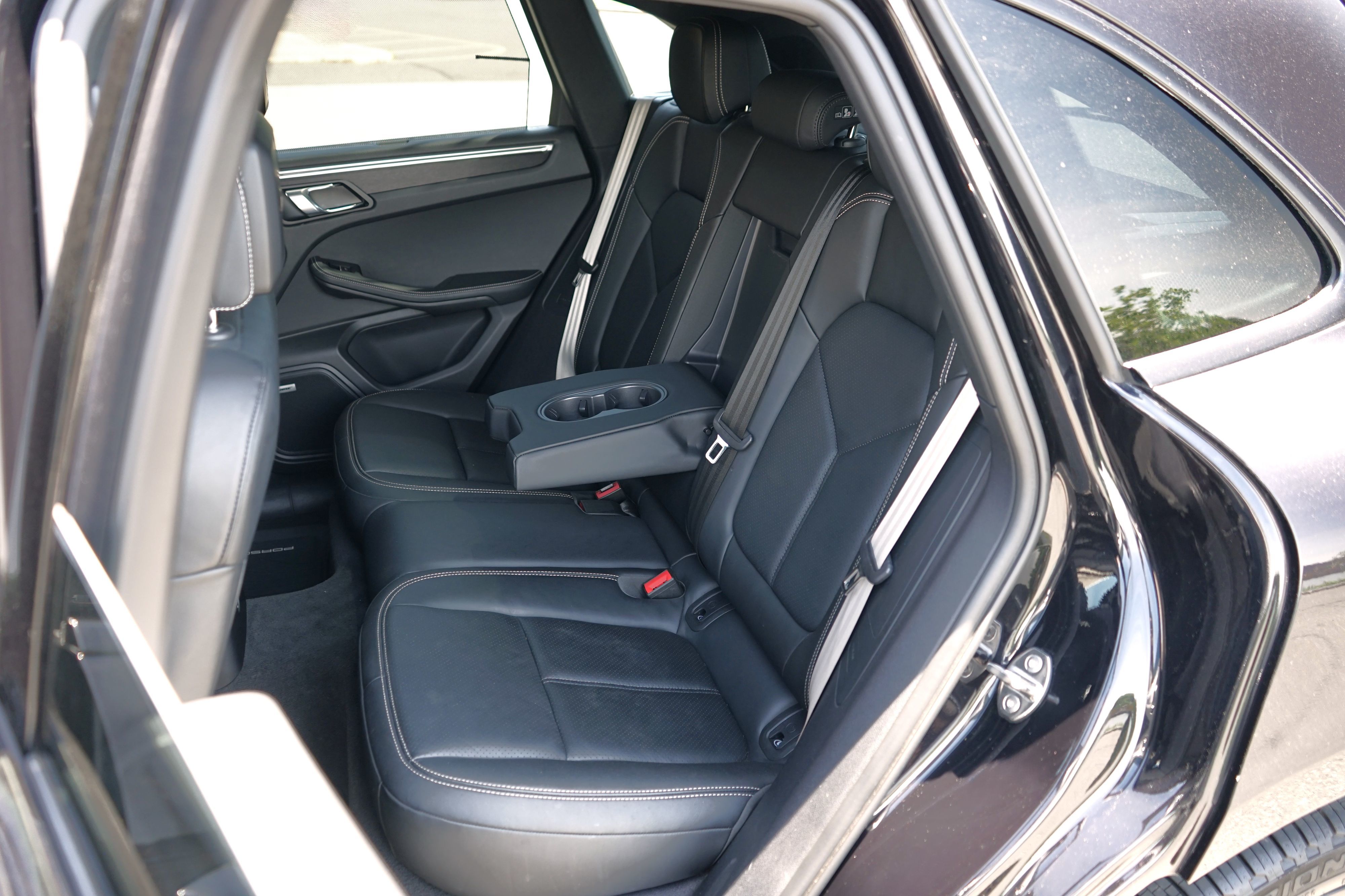 Photo 36 of this Porsche Macan