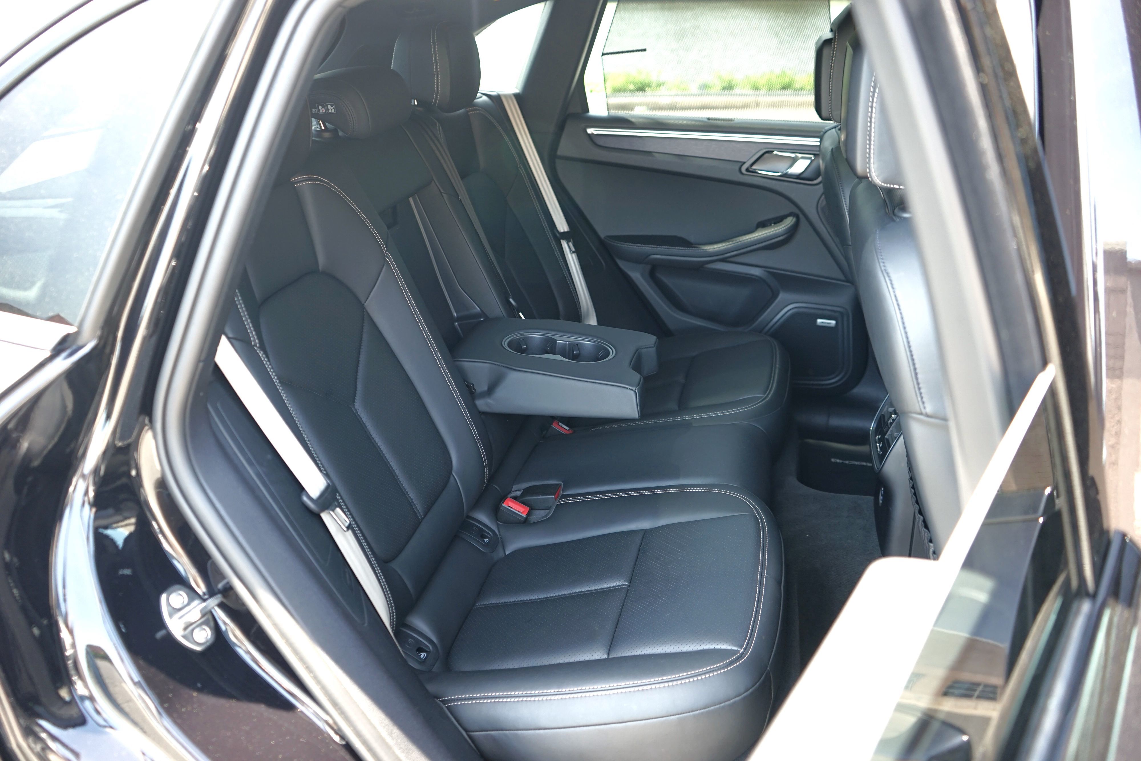 Photo 37 of this Porsche Macan