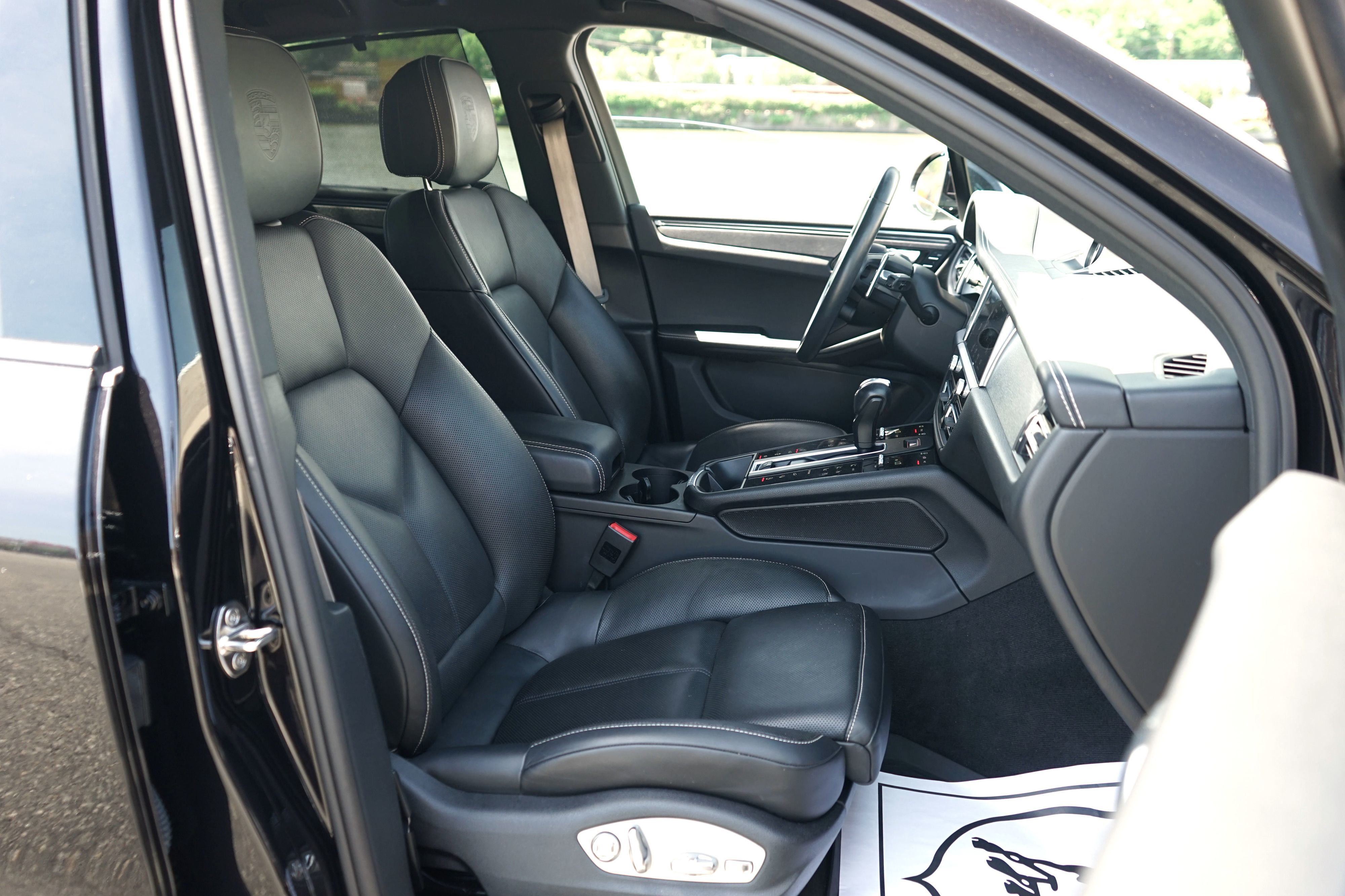 Photo 28 of this Porsche Macan