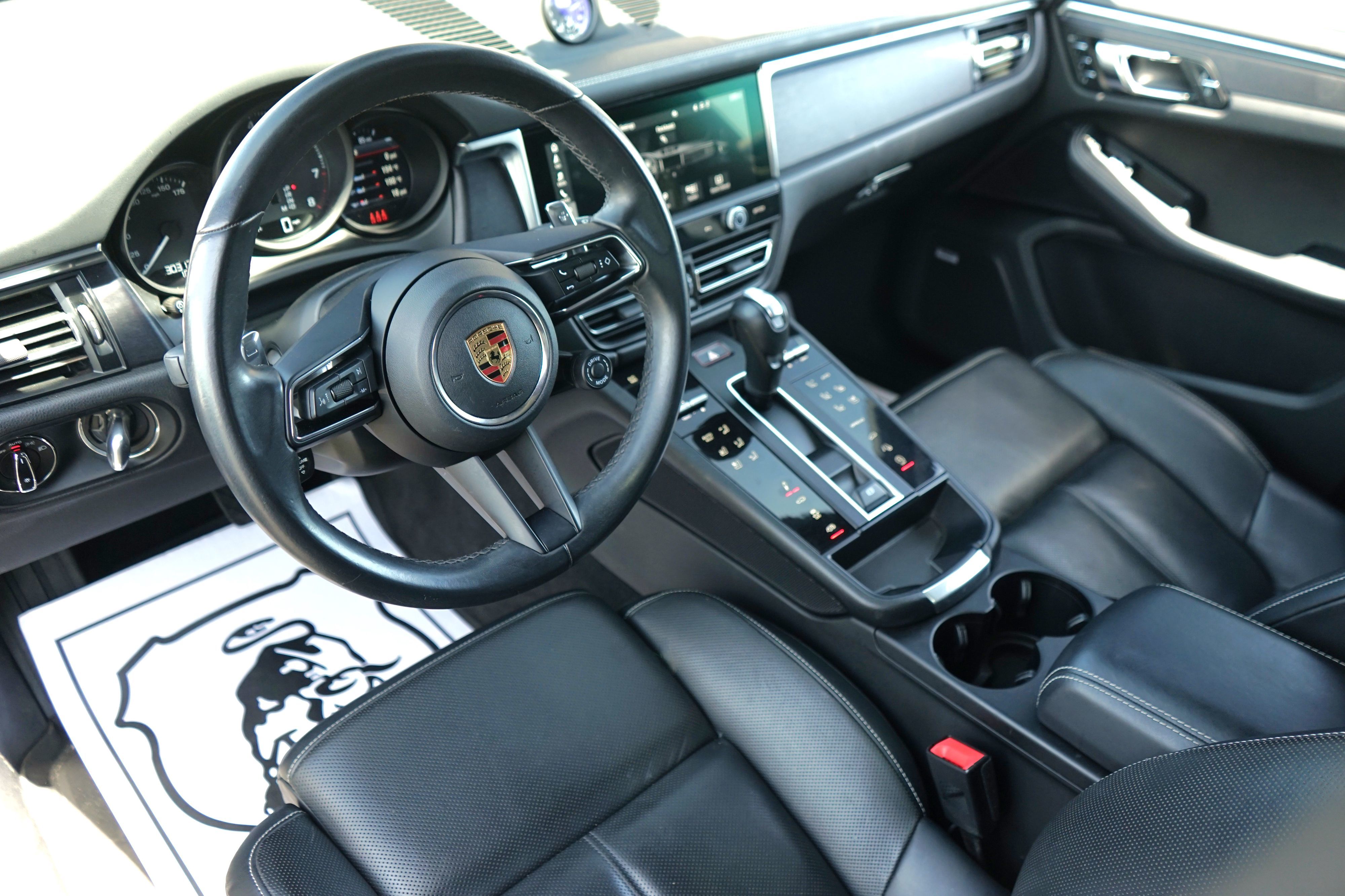 Photo 15 of this Porsche Macan