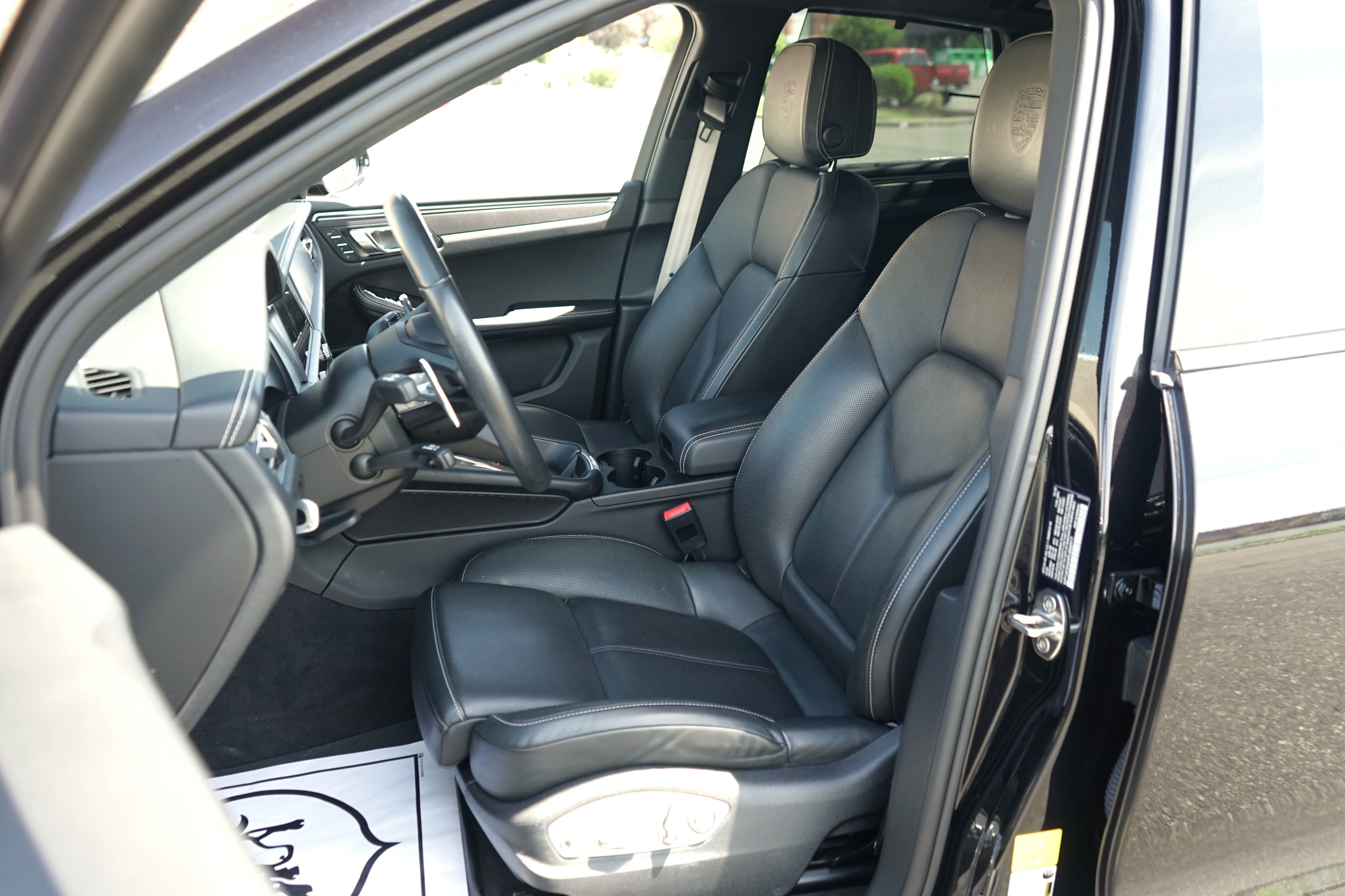 Photo 14 of this Porsche Macan