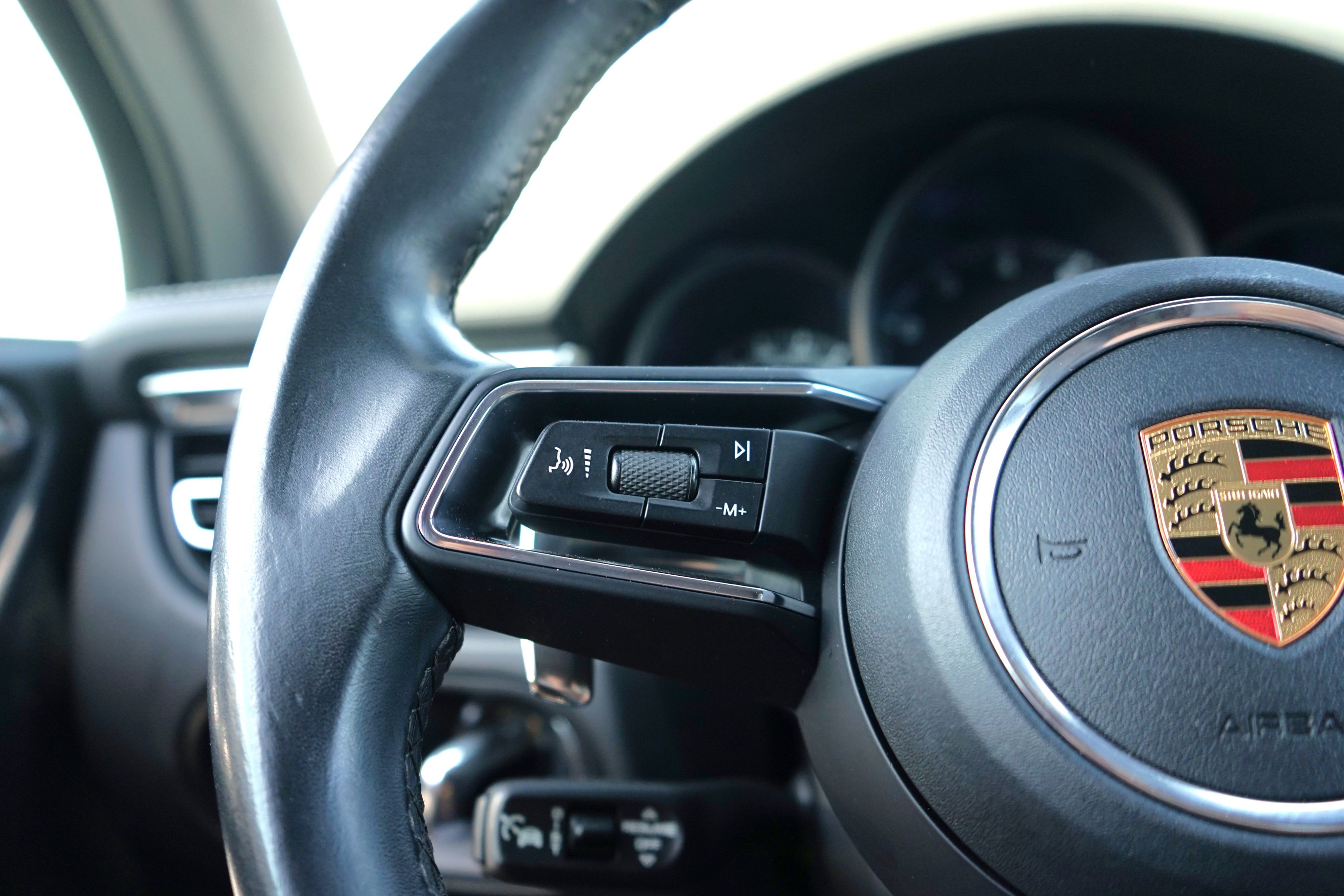 Photo 16 of this Porsche Macan