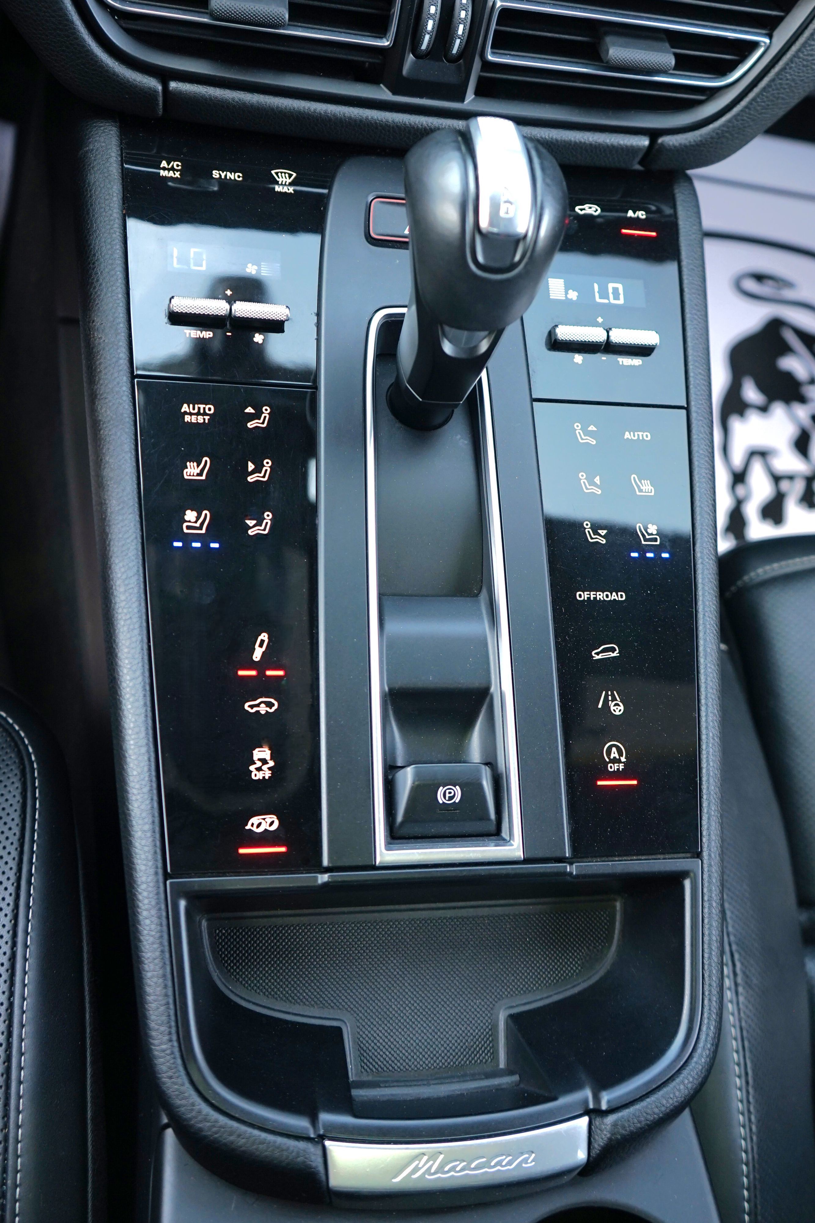 Photo 24 of this Porsche Macan