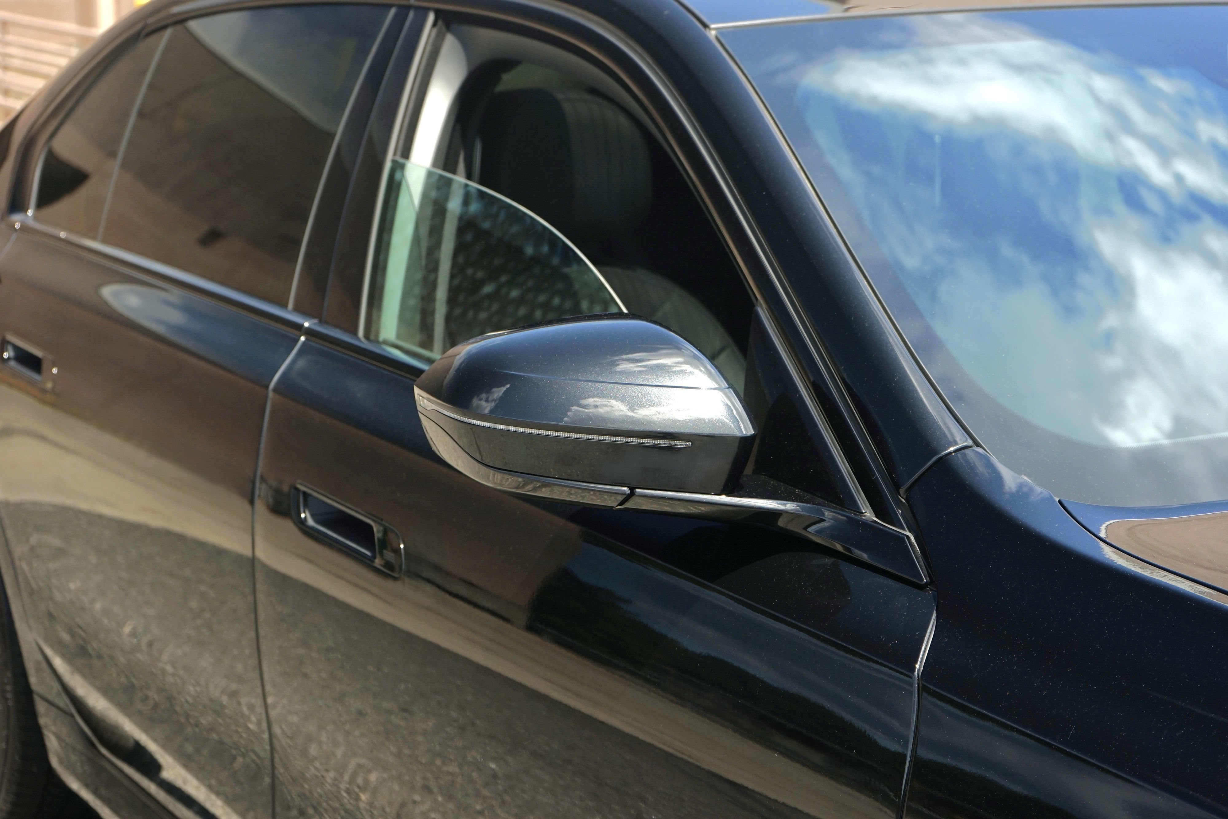 Photo 5 of this BMW 7 Series