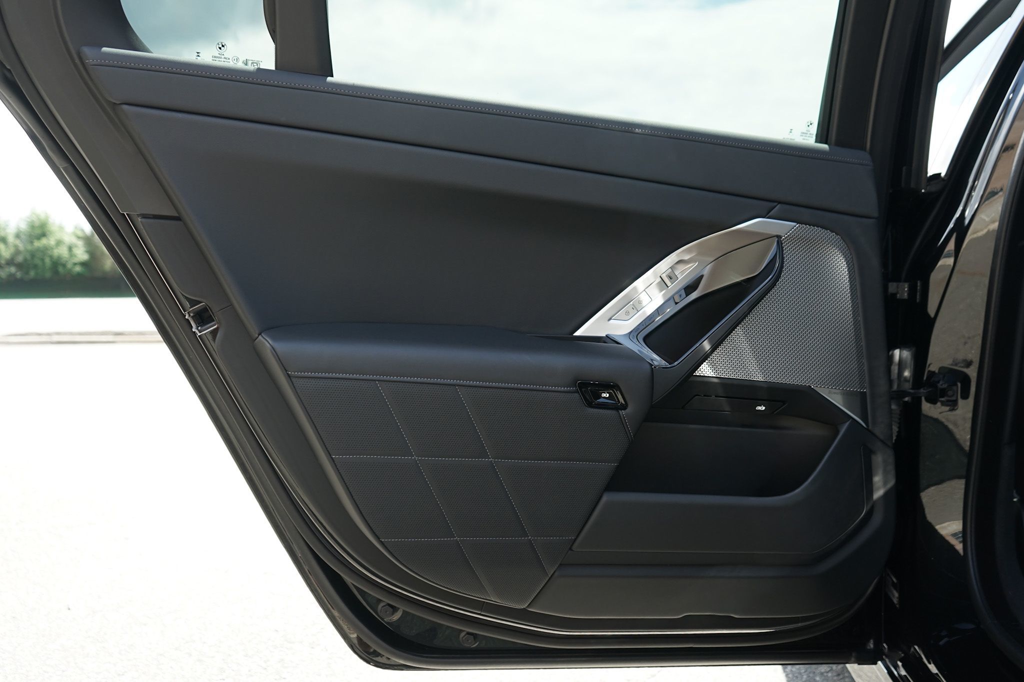 Photo 34 of this BMW 7 Series