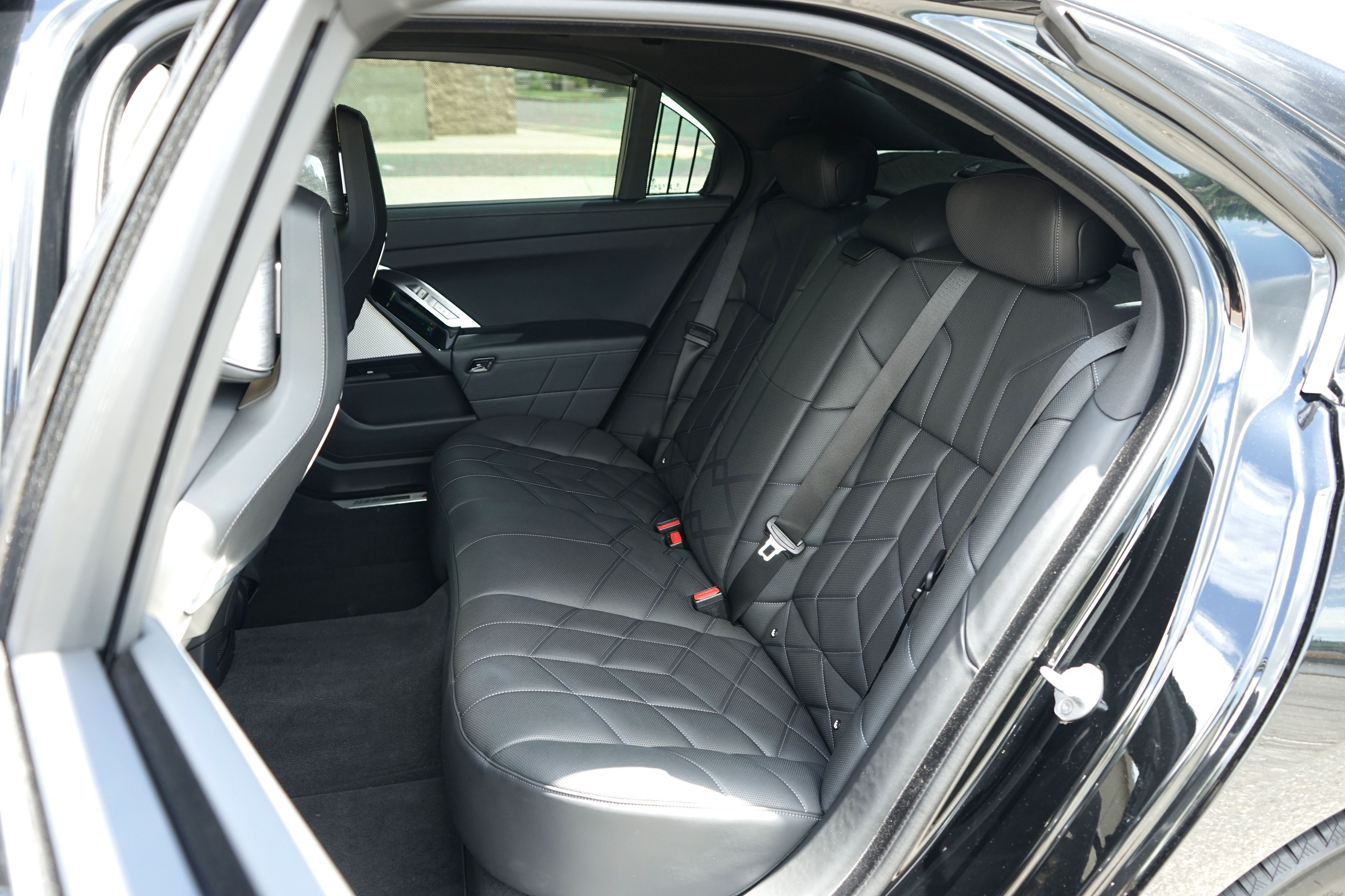 Photo 37 of this BMW 7 Series