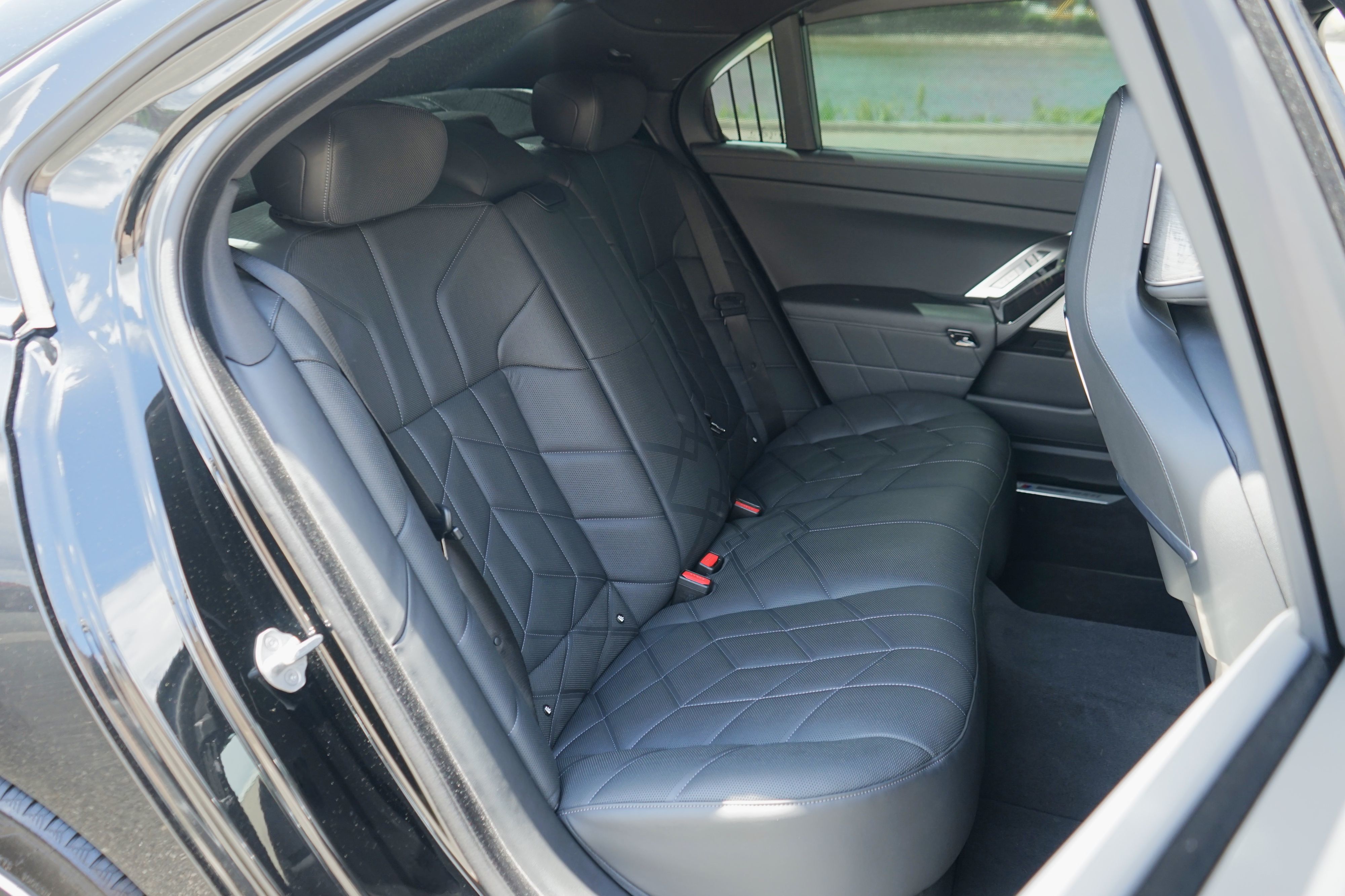 Photo 39 of this BMW 7 Series