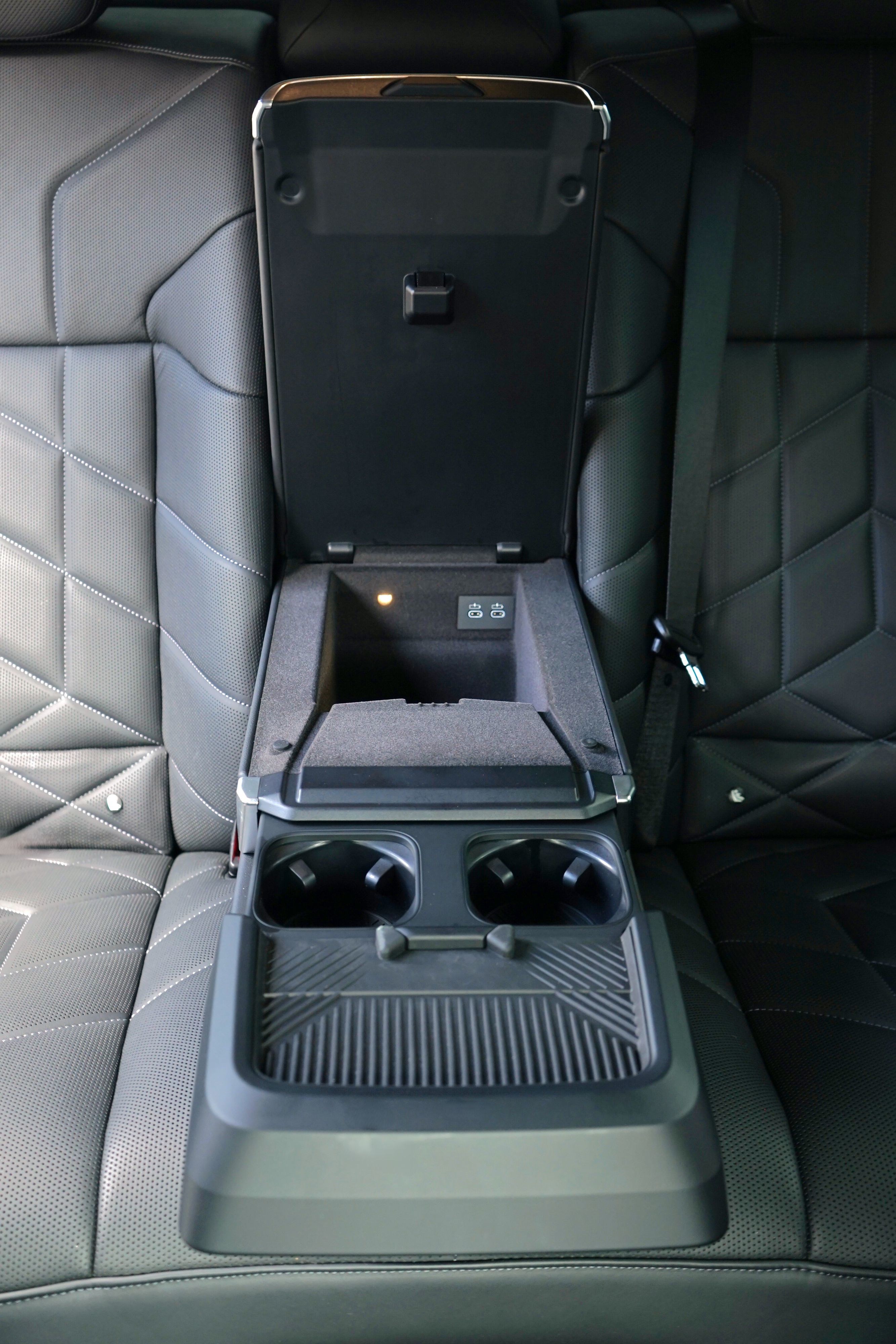 Photo 38 of this BMW 7 Series